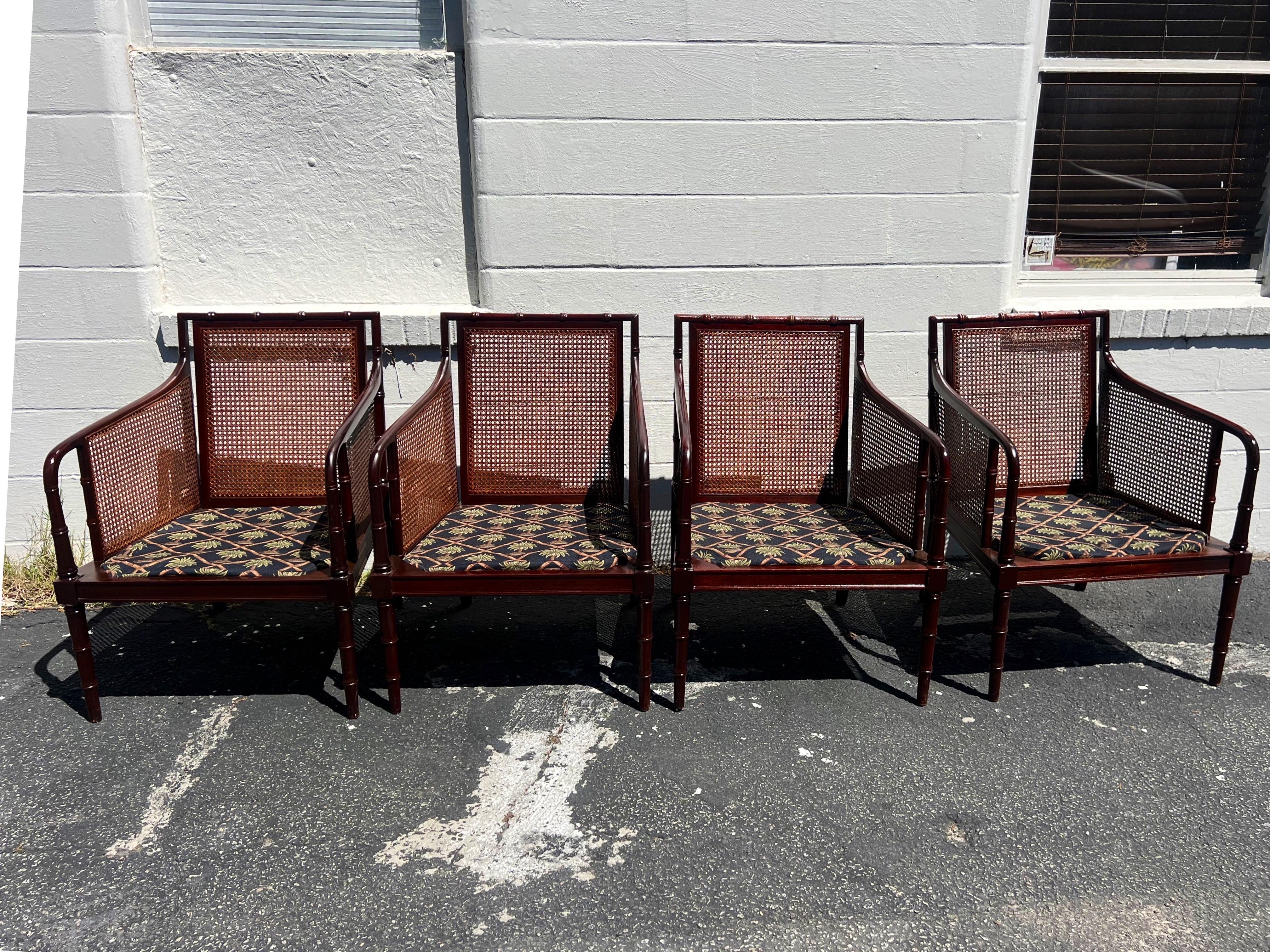 Canne Un ensemble de 4 fauteuils vintage en faux bambou, acajou et rotin en vente