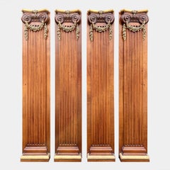 Set von 4 italienischen Pilastersäulen aus Nussbaumholz mit vergoldeten, geschnitzten Kapitellen