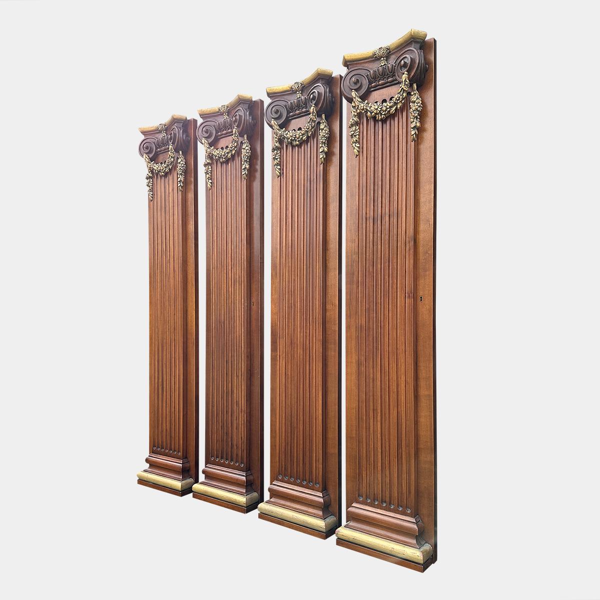 Fin du 20e siècle Ensemble de 4 colonnes pilastres italiennes en noyer avec chapiteaux sculptés et dorés  en vente