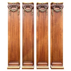 Set von 4 italienischen Pilastersäulen aus Nussbaumholz mit vergoldeten, geschnitzten Kapitellen 