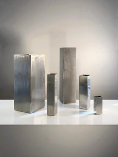 Conjunto de 5 JARRAS de metal arquitectónicas RADICALES Y POSTMODERNAS, de KAPPA, Francia 1970