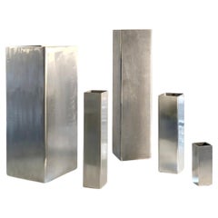 Conjunto de 5 JARRAS de metal arquitectónicas RADICALES Y POSTMODERNAS, de KAPPA, Francia 1970