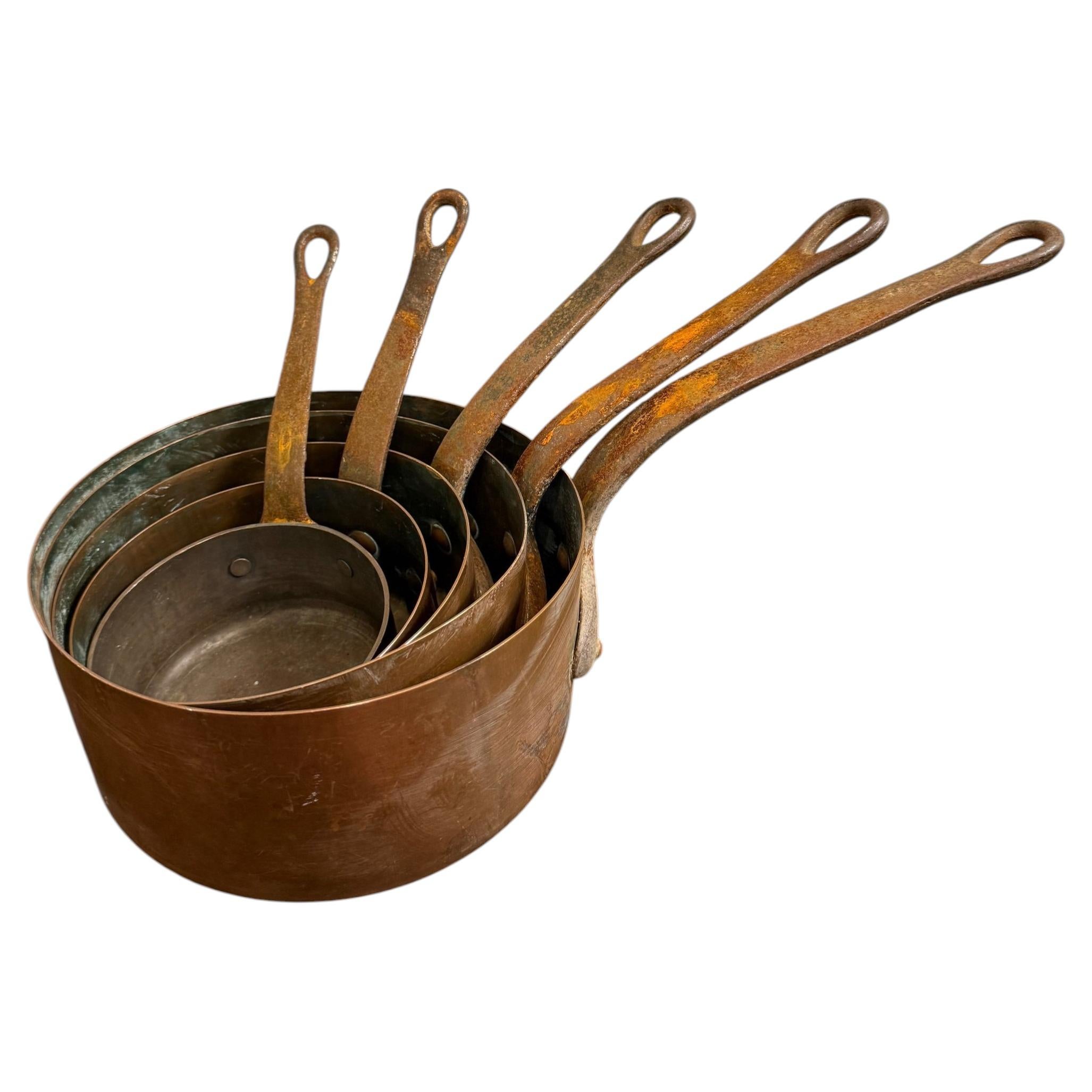 Ensemble de 5 casseroles anglaises en cuivre, début du 20e siècle