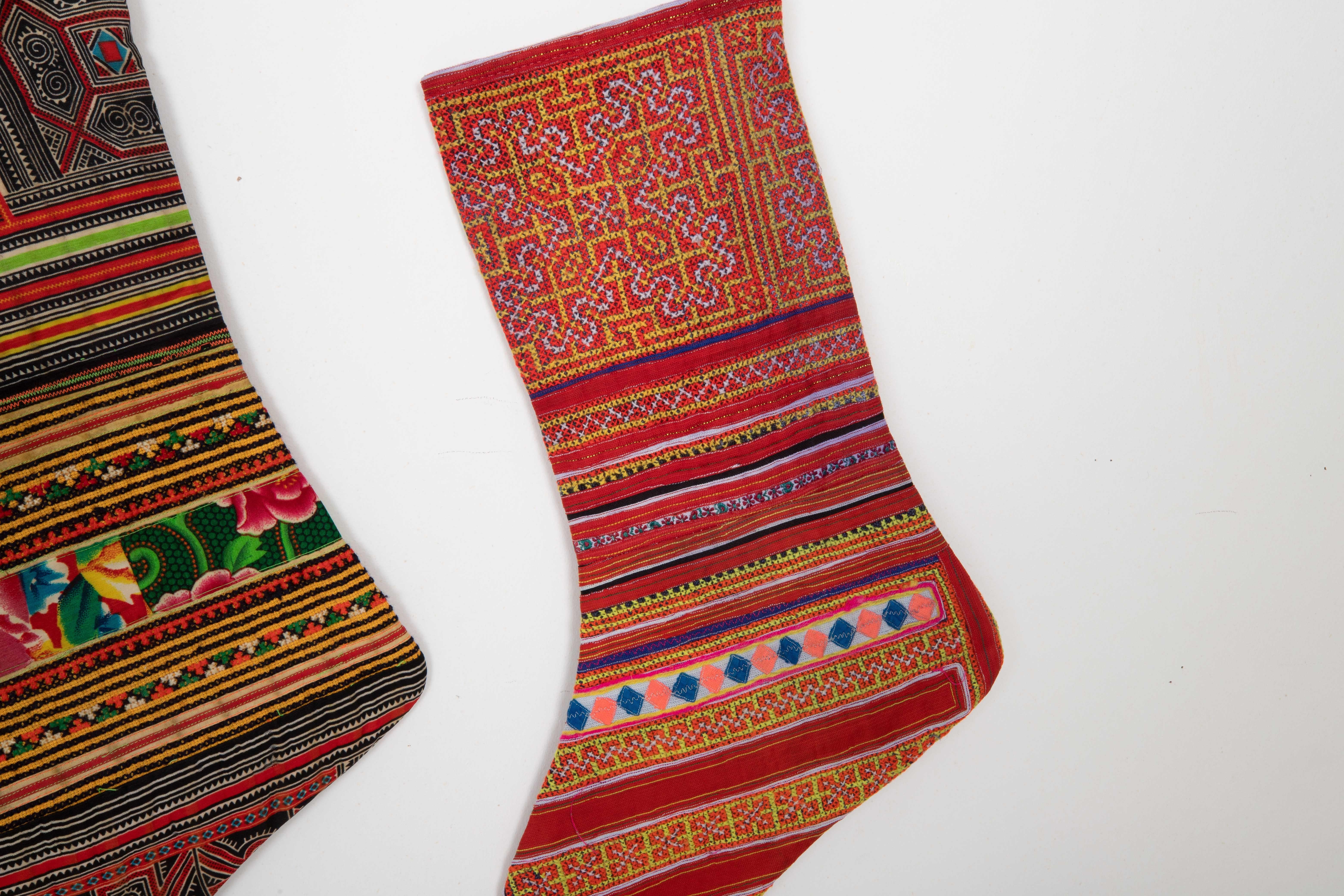 A Set of 5 Hmong Christmas Stockings In Good Condition For Sale In Istanbul, TR