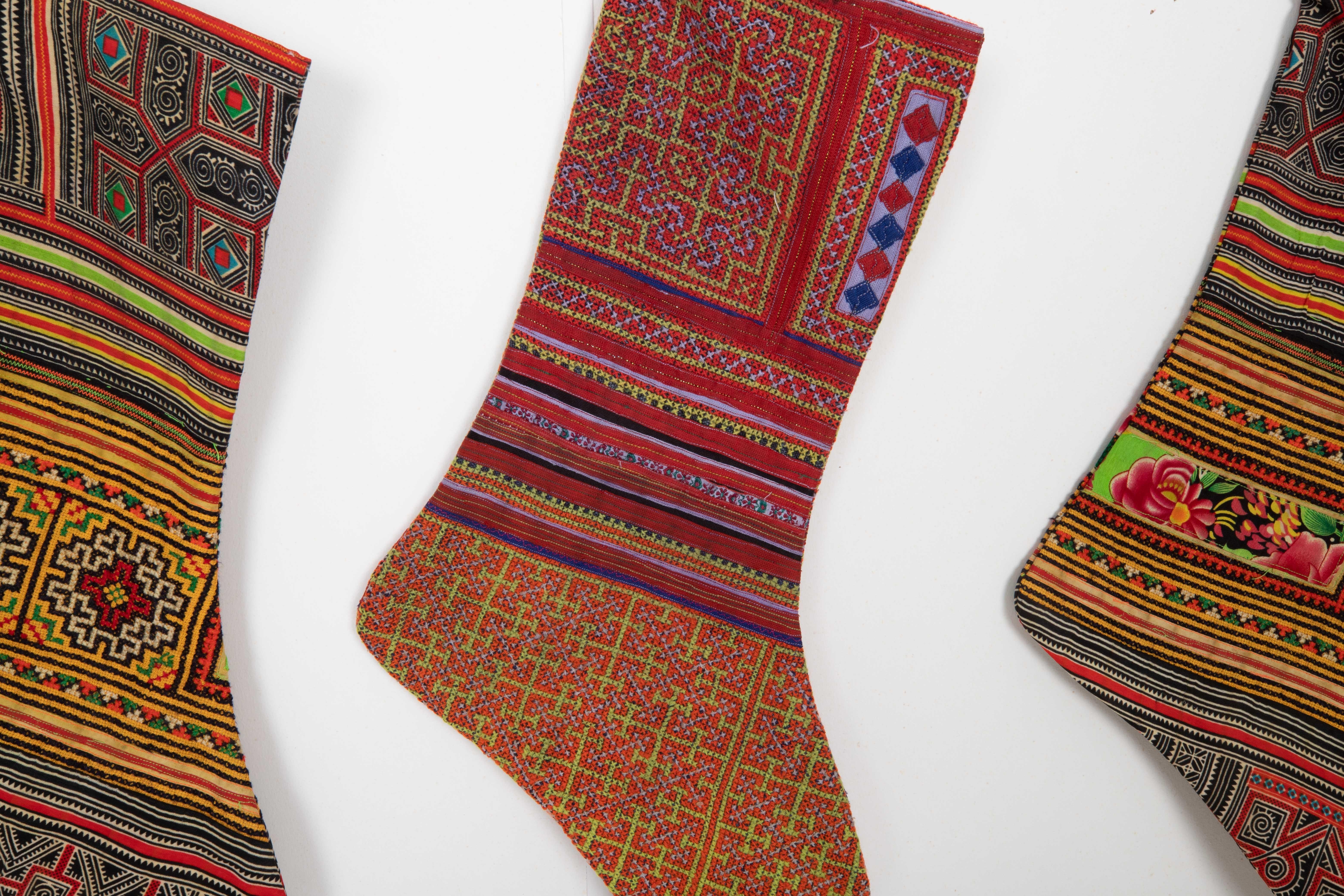 Un set di 5 calze natalizie Hmong in vendita 1