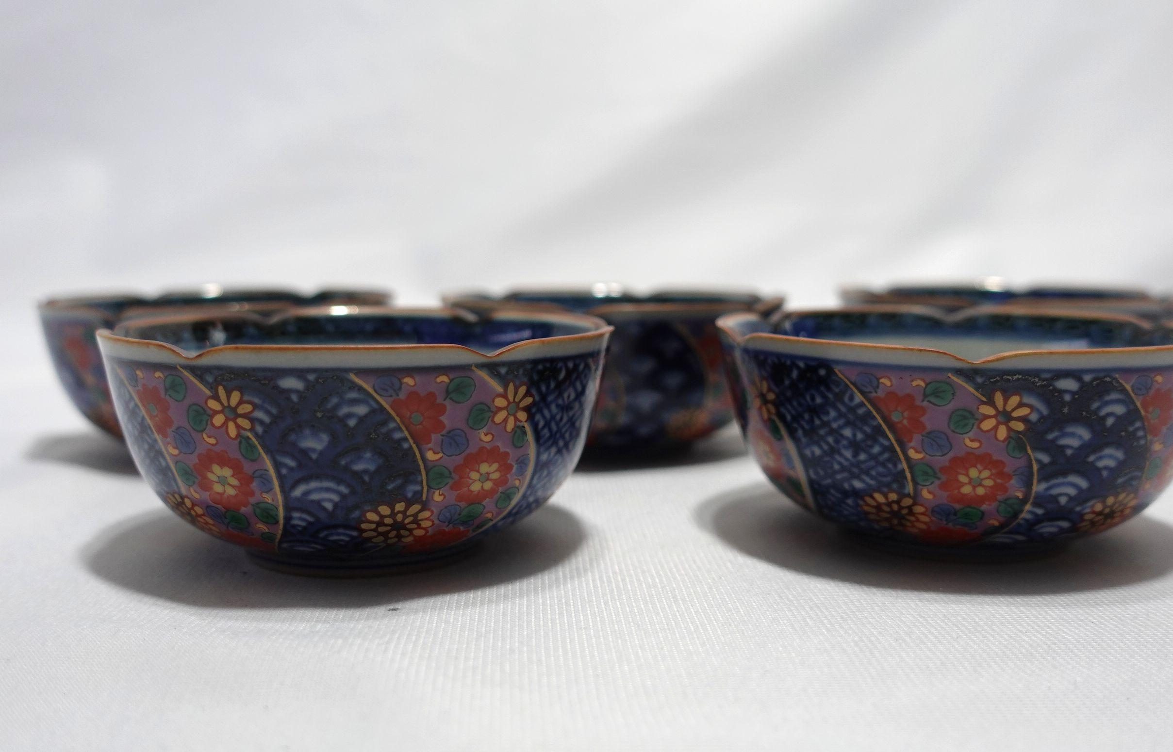A Set of 5 Japanese Aritayaki Imari bowls, marked on the Bottom In Excellent Condition For Sale In Norton, MA