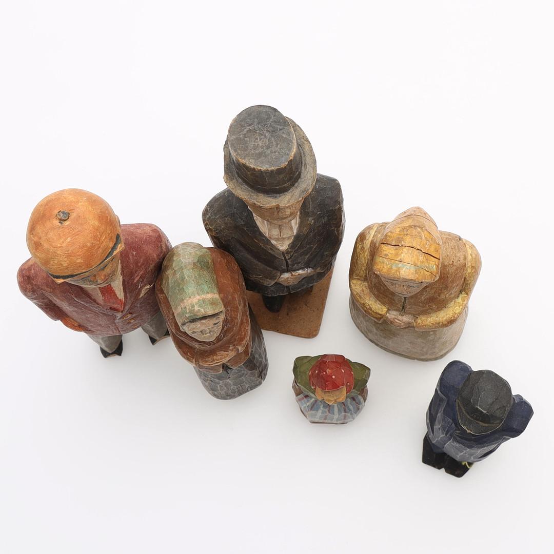 Esculturas De Madera Conjunto De 6 Figuras Decorativas Antiguas De Una Familia Art Decó en venta