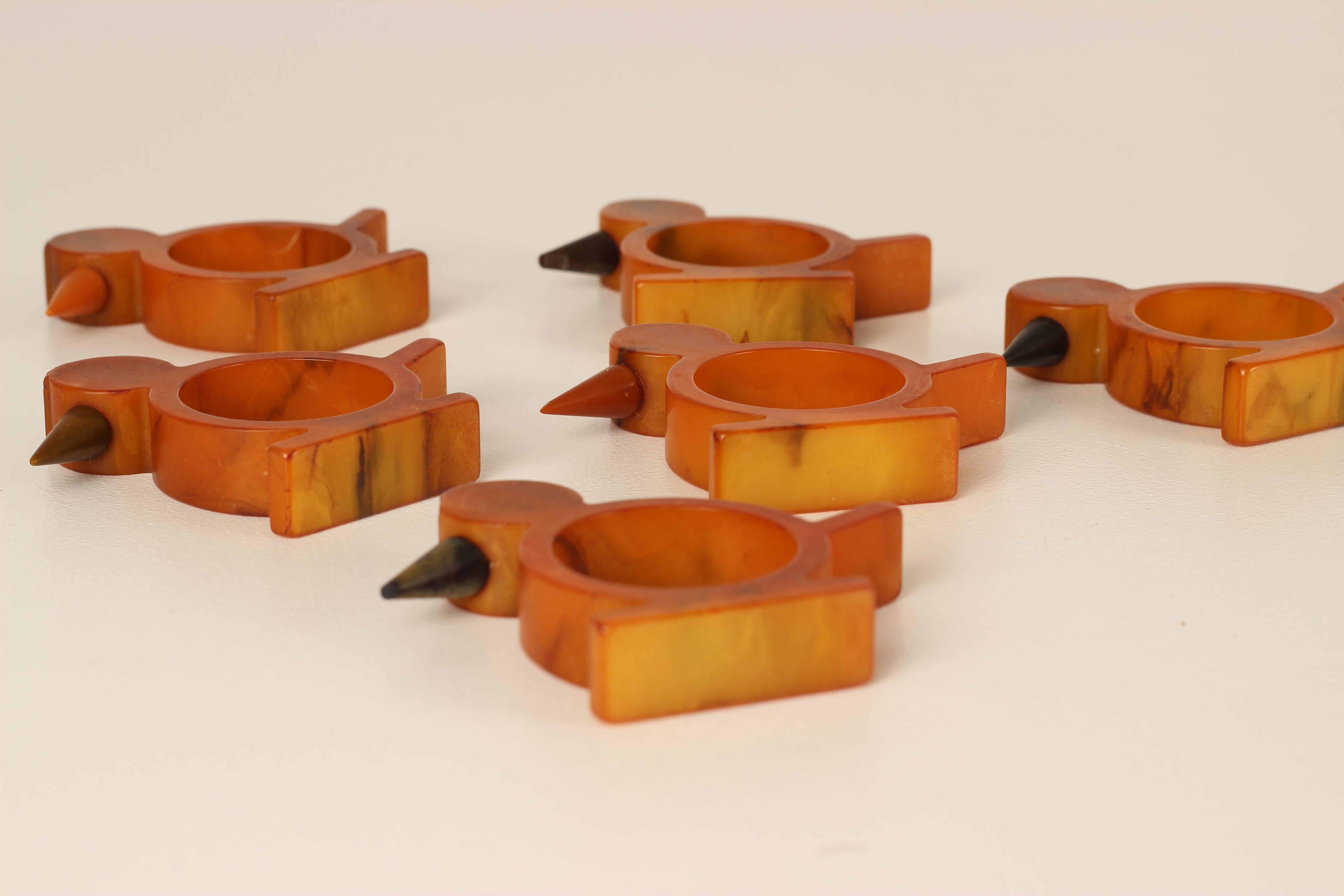 Plastic Set of 6 Art Deco Bakelite Napkin Rings Shaped as Stylised Birds For Sale