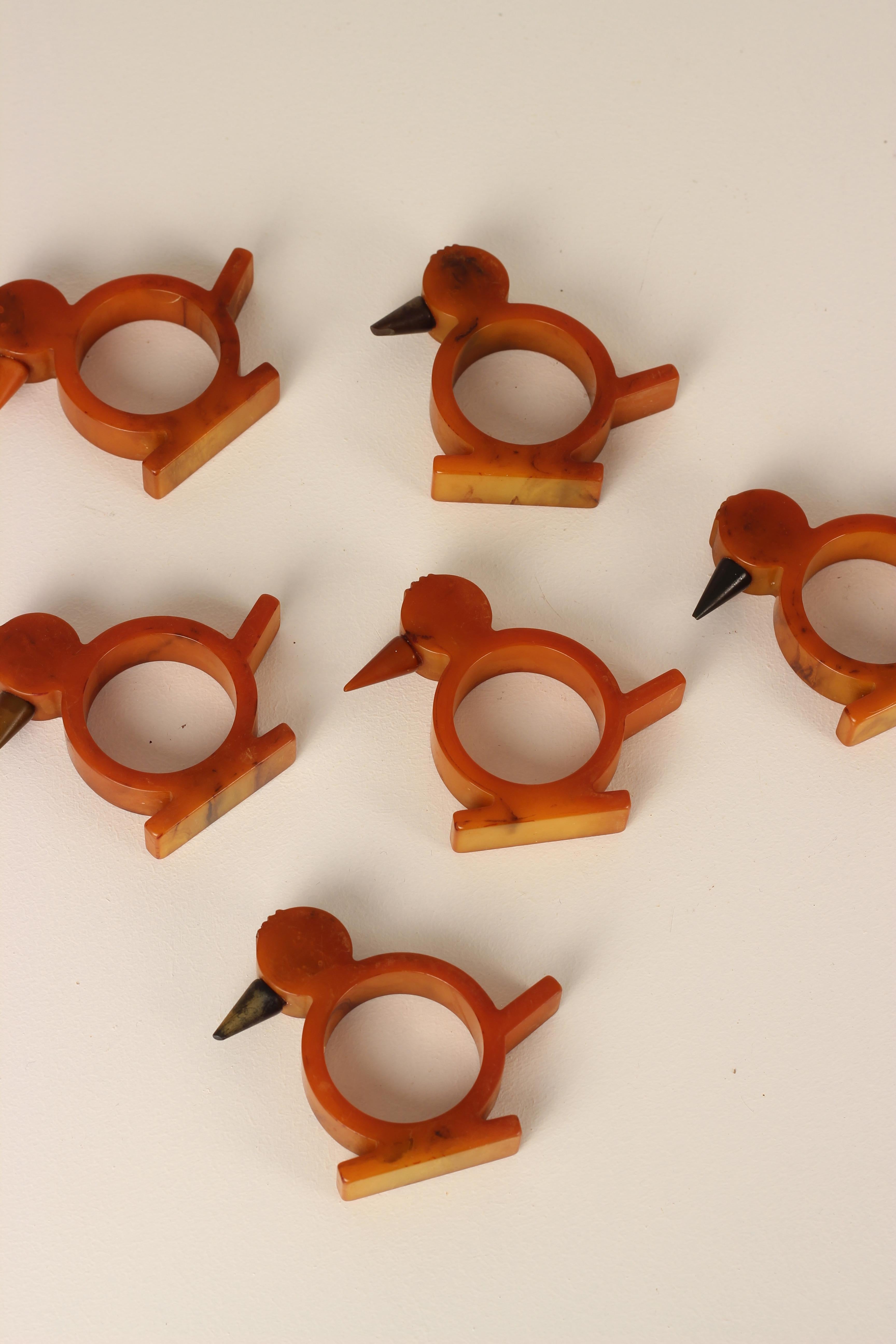 Set of 6 Art Deco Bakelite Napkin Rings Shaped as Stylised Birds For Sale 2