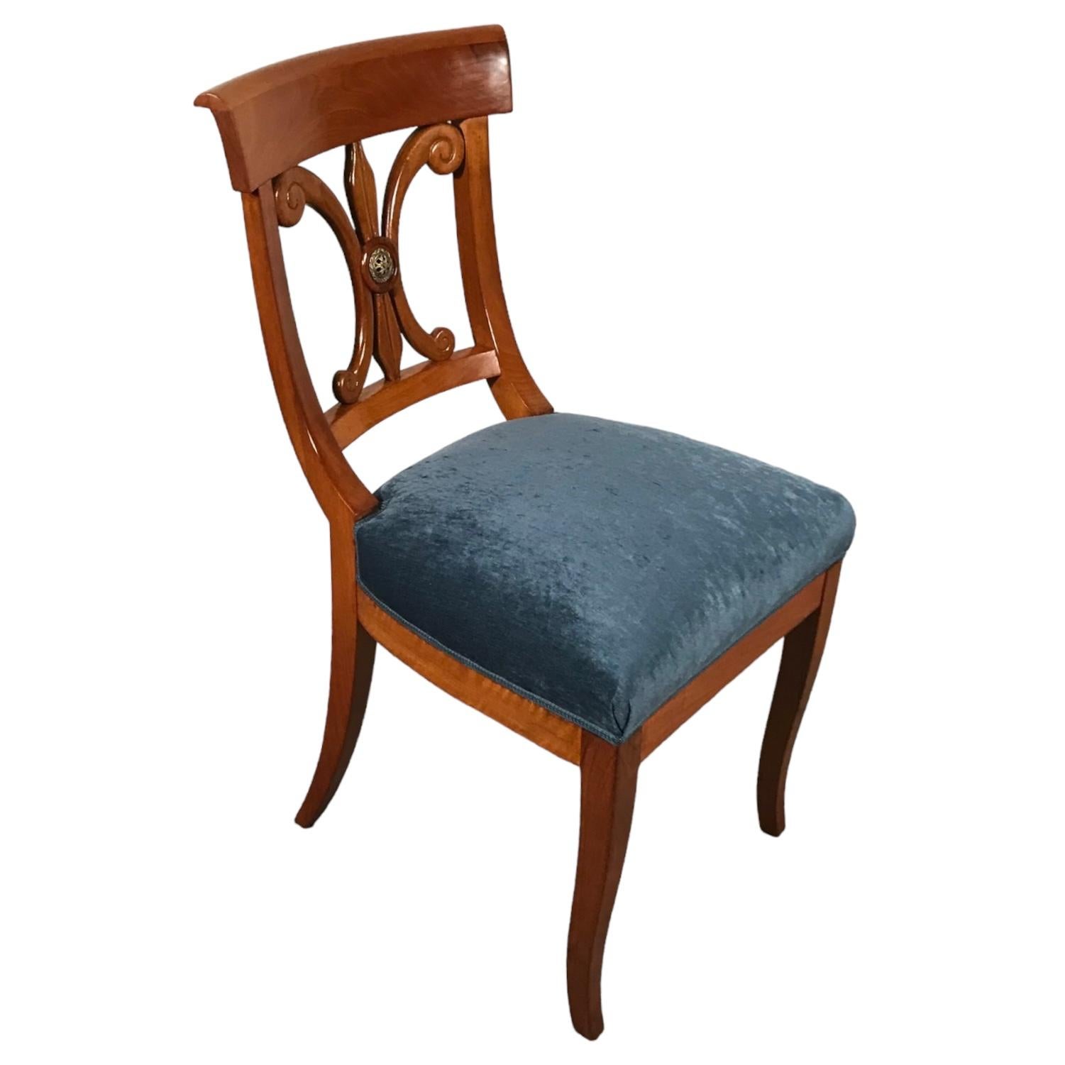 Veneer A set of 6 Biedermeier Chairs, 1820, walnut For Sale
