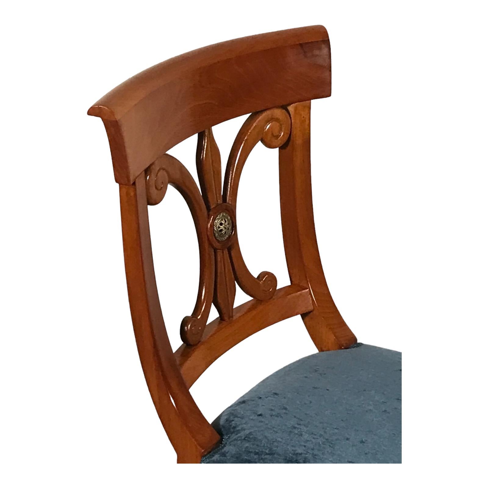 A set of 6 Biedermeier Chairs, 1820, walnut In Good Condition For Sale In Belmont, MA