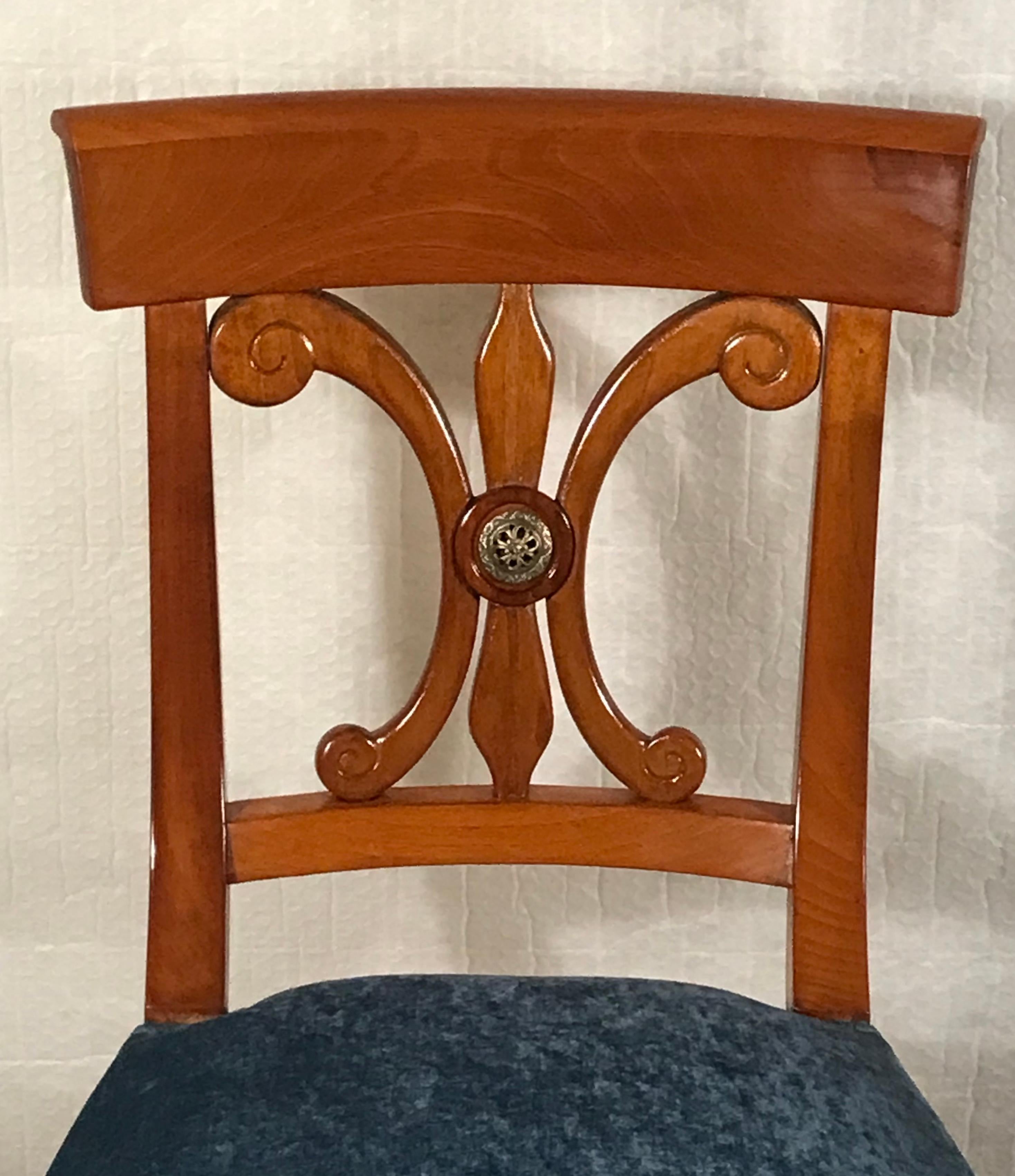 Walnut A set of 6 Biedermeier Chairs, 1820, walnut For Sale