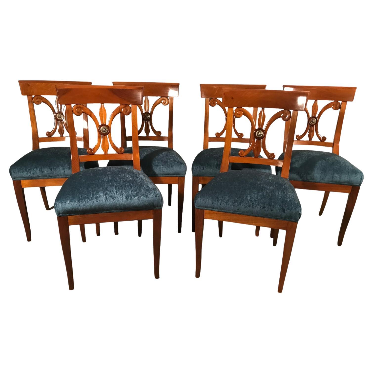 A set of 6 Biedermeier Chairs, 1820, walnut For Sale