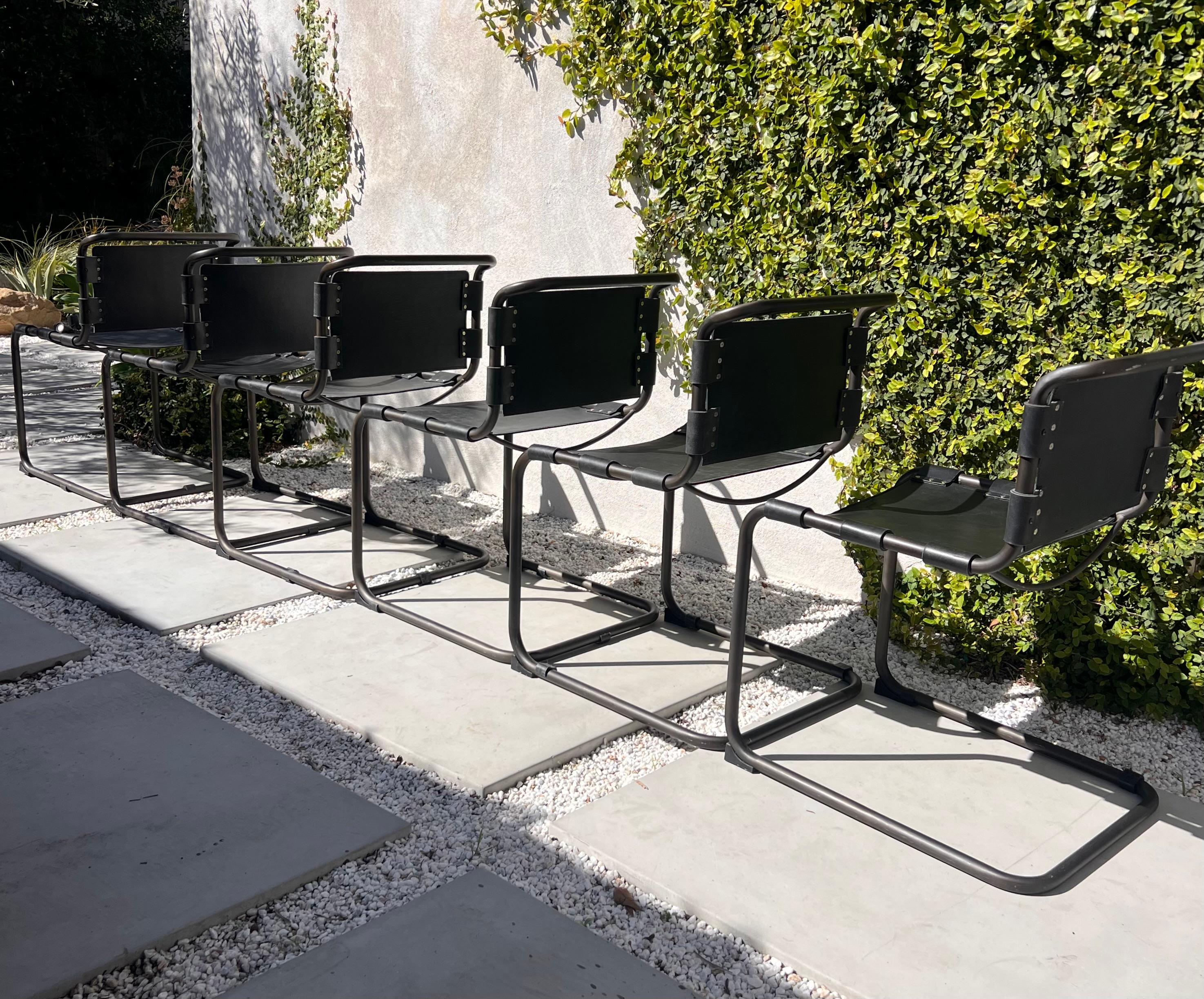 Metal A set of 6 cantilever leather and metal chrome dining chairs, 20th century
