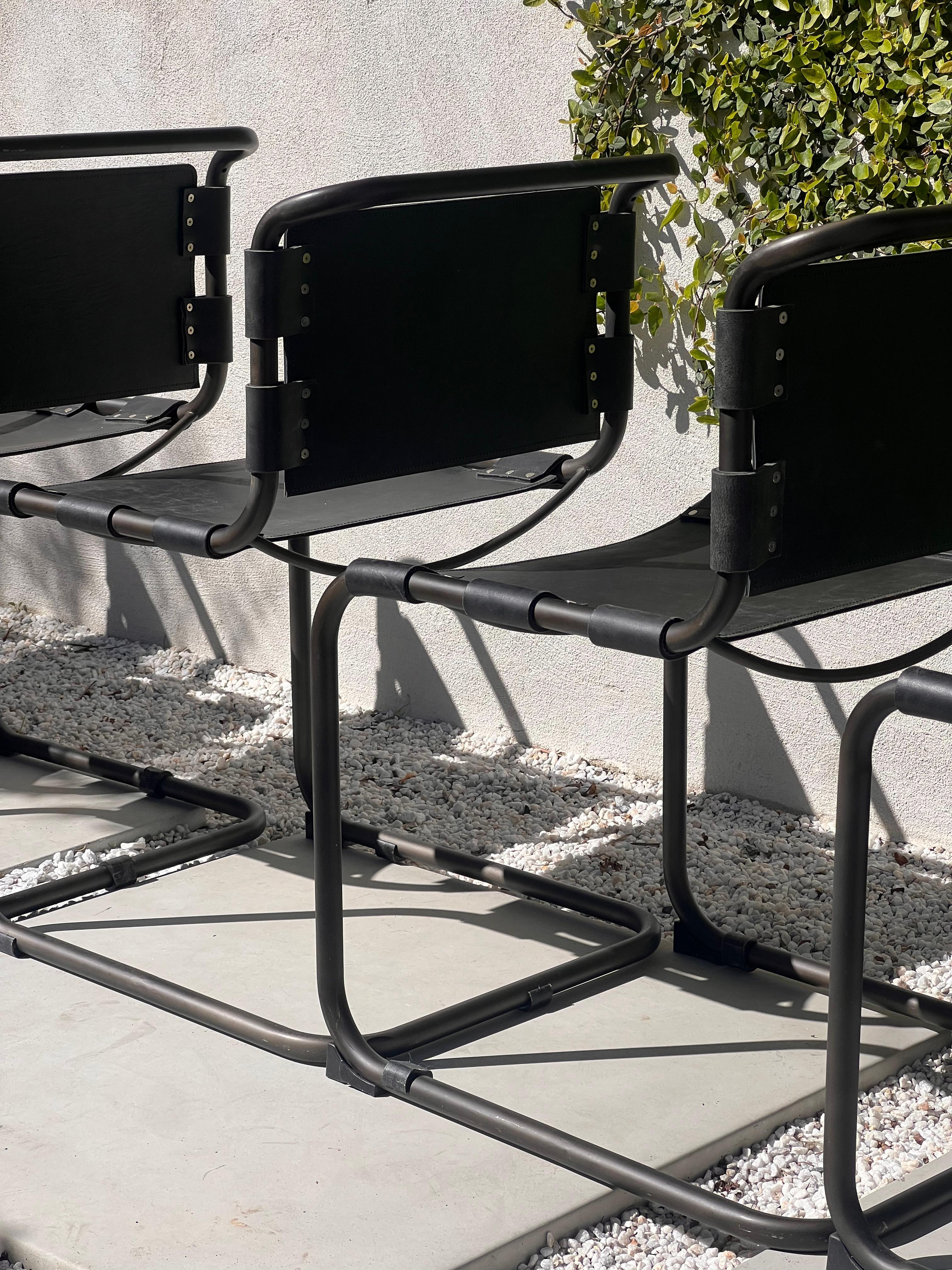 A set of 6 cantilever leather and metal chrome dining chairs, 20th century 1
