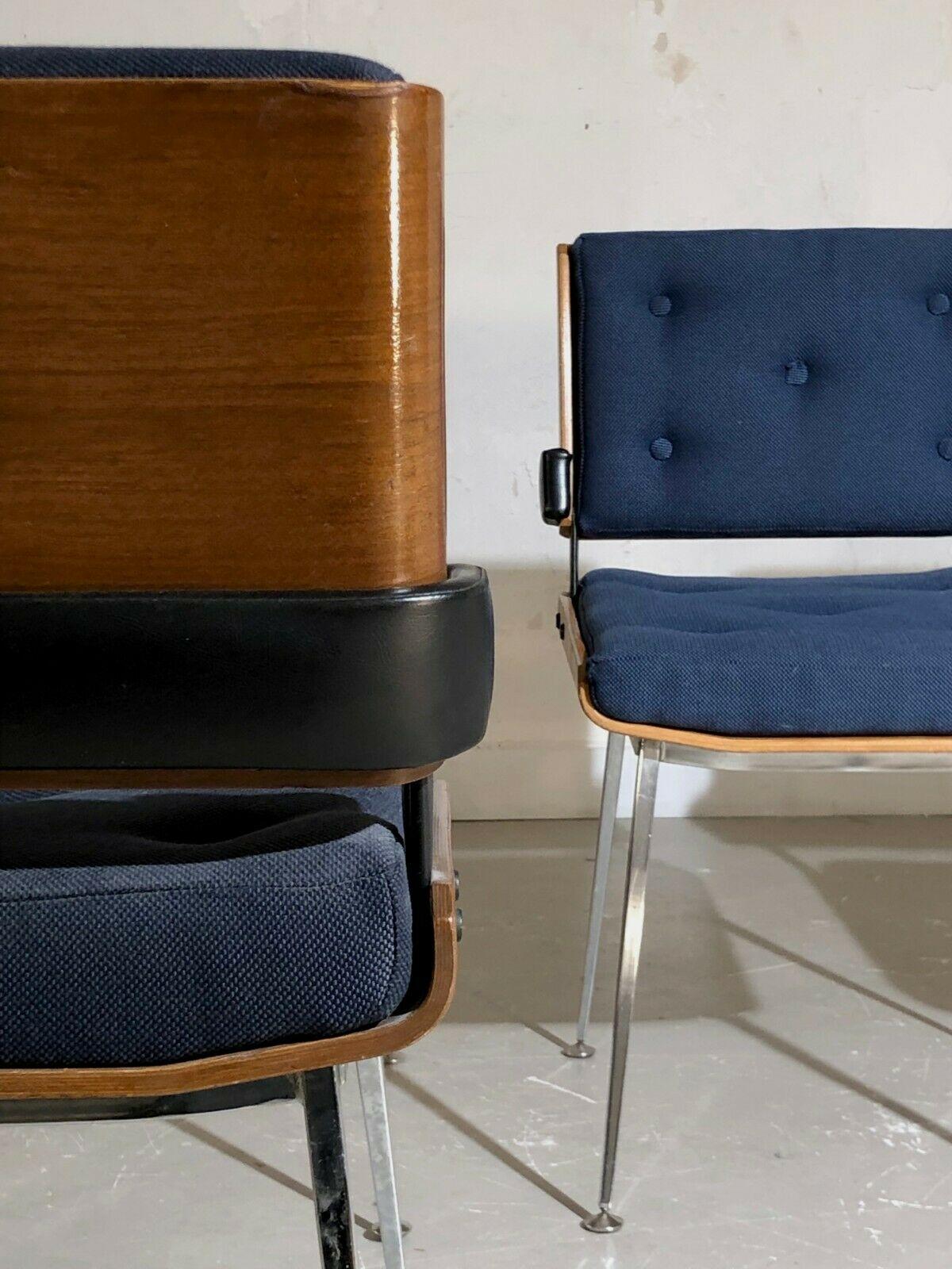 Un ensemble de 6 chaises élégantes en métal chromé, moule en contreplaqué (en deux teintes d'intensité différente), garnies de simili cuir noir, et sièges confortables en bleu de Prusse (deux intensités), souvent attribué à Alain Richard, France