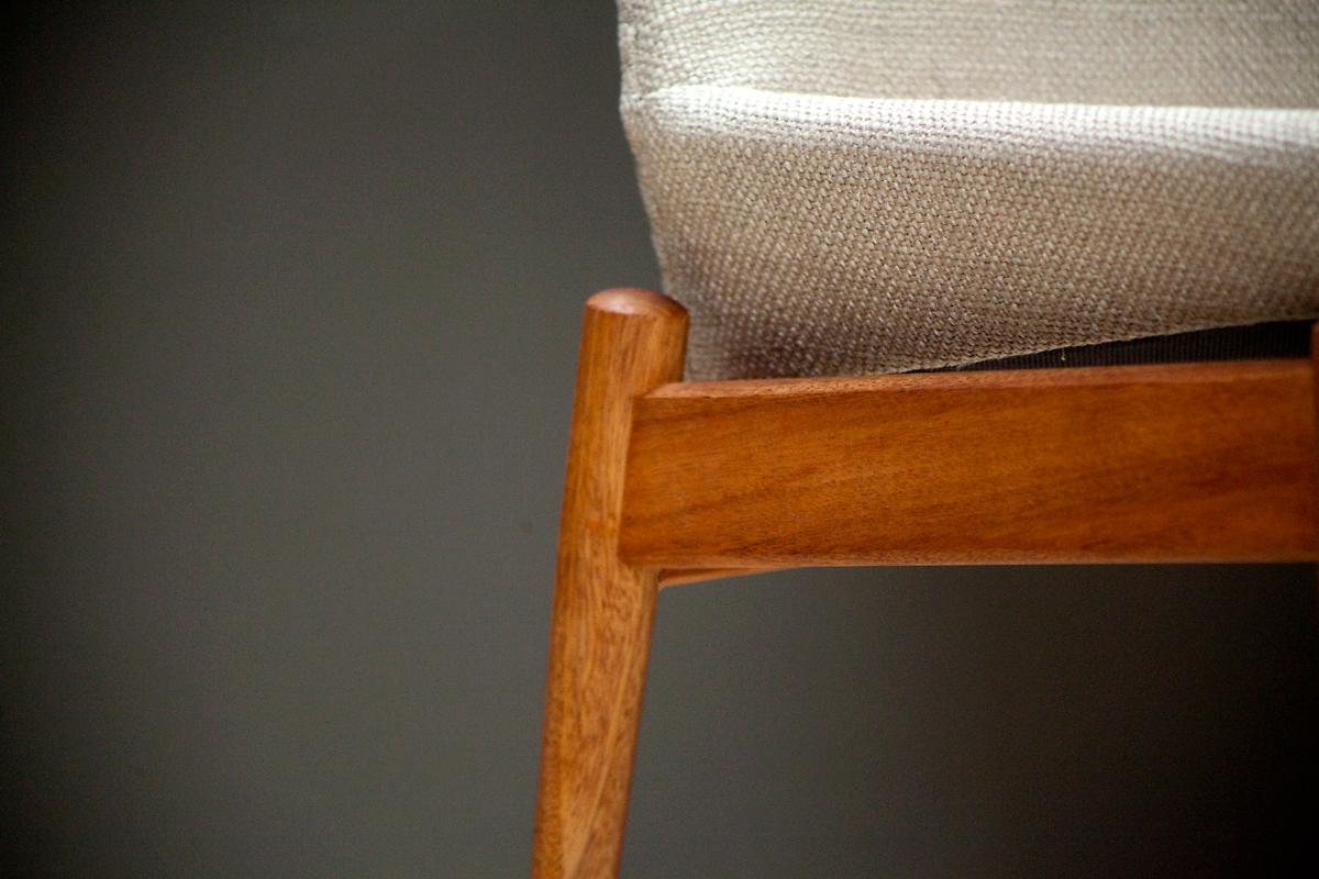 Ensemble de six chaises de salle à manger des années 1960, dotées d'une assise sculptée et d'un dossier haut pour plus de confort. 

Fabriqué par le fabricant de meubles britannique Archie Shine et conçu par le designer primé Robert Heritage. 

Ces