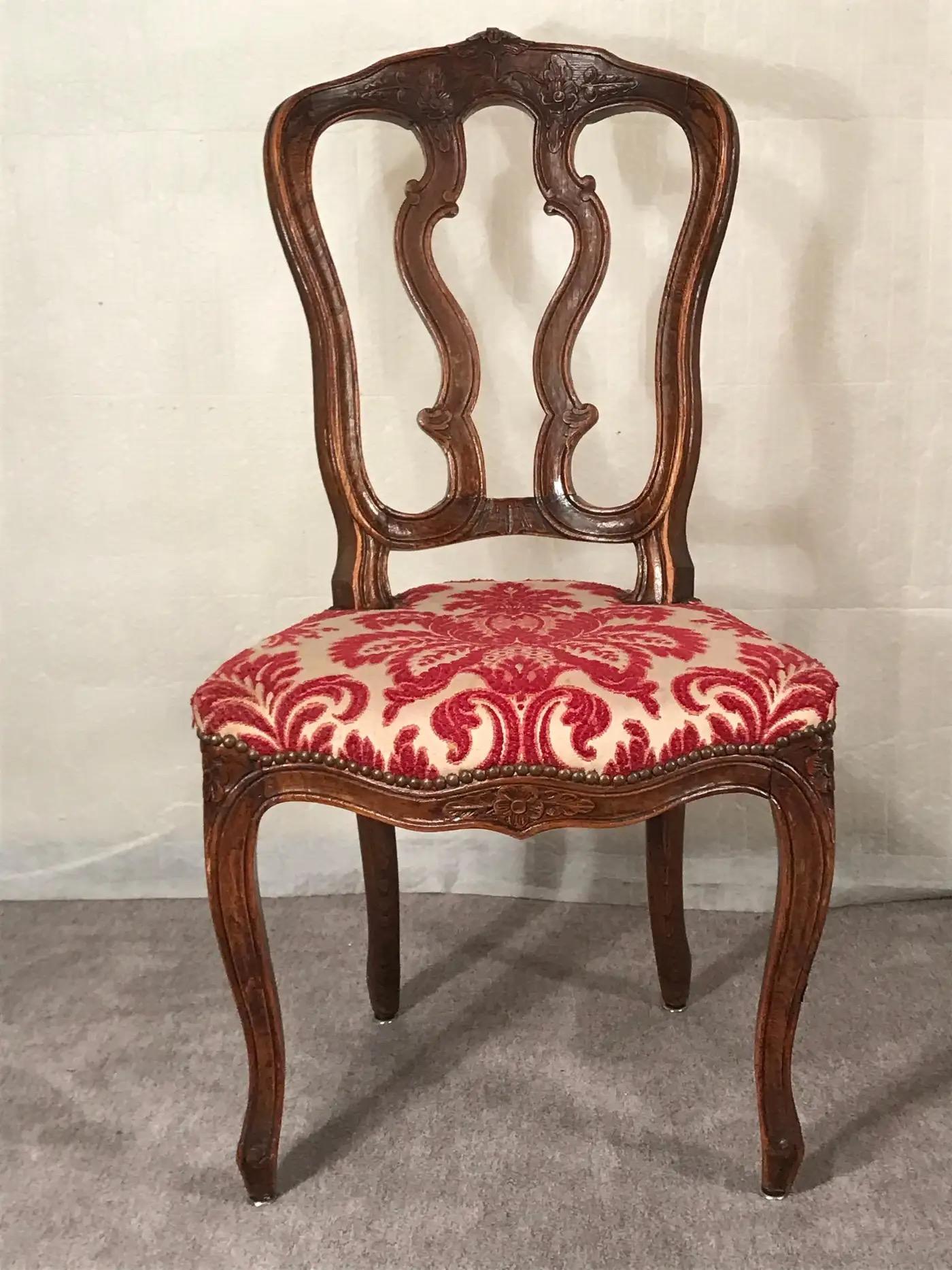 This exquisite set of 6 Baroque chairs originates from France and dates back to around 1760. These 18th-century chairs embody the elegance and craftsmanship of the Baroque period, offering timeless sophistication for your home or collection.

Key