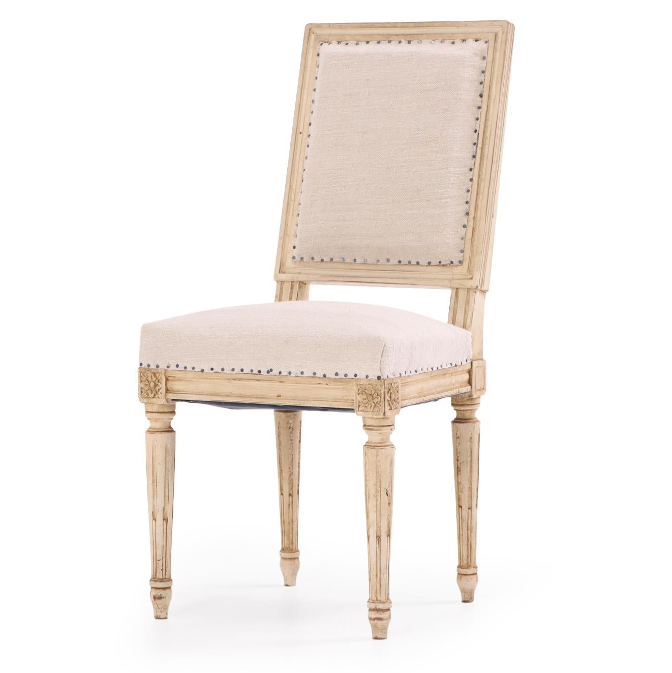 Diese Stühle haben eine klassische quadratische Rückenlehne mit eleganten neoklassischen Linien, die typisch für den Stil Louis XVI sind. Aktualisiert mit neuem Stoff für einen frischen und doch zeitlosen Look.