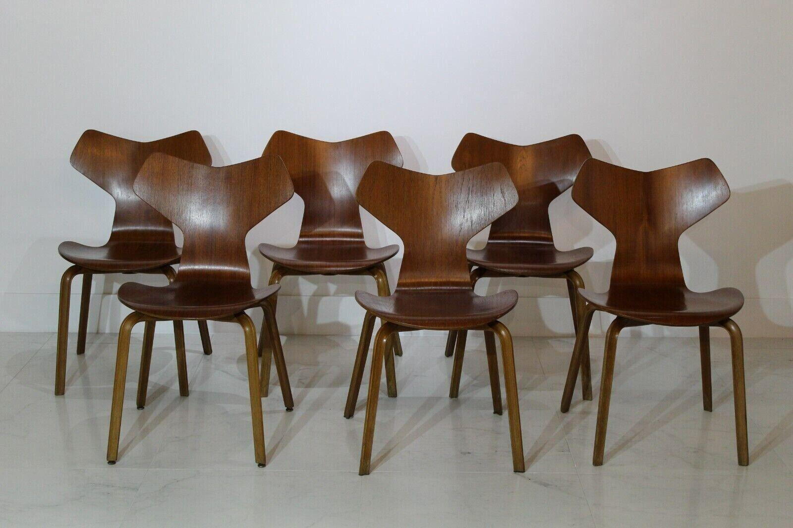 Mid-Century Modern Arne Jacobsen, Set of 6 Iconic Grand Prix 3130 Chairs