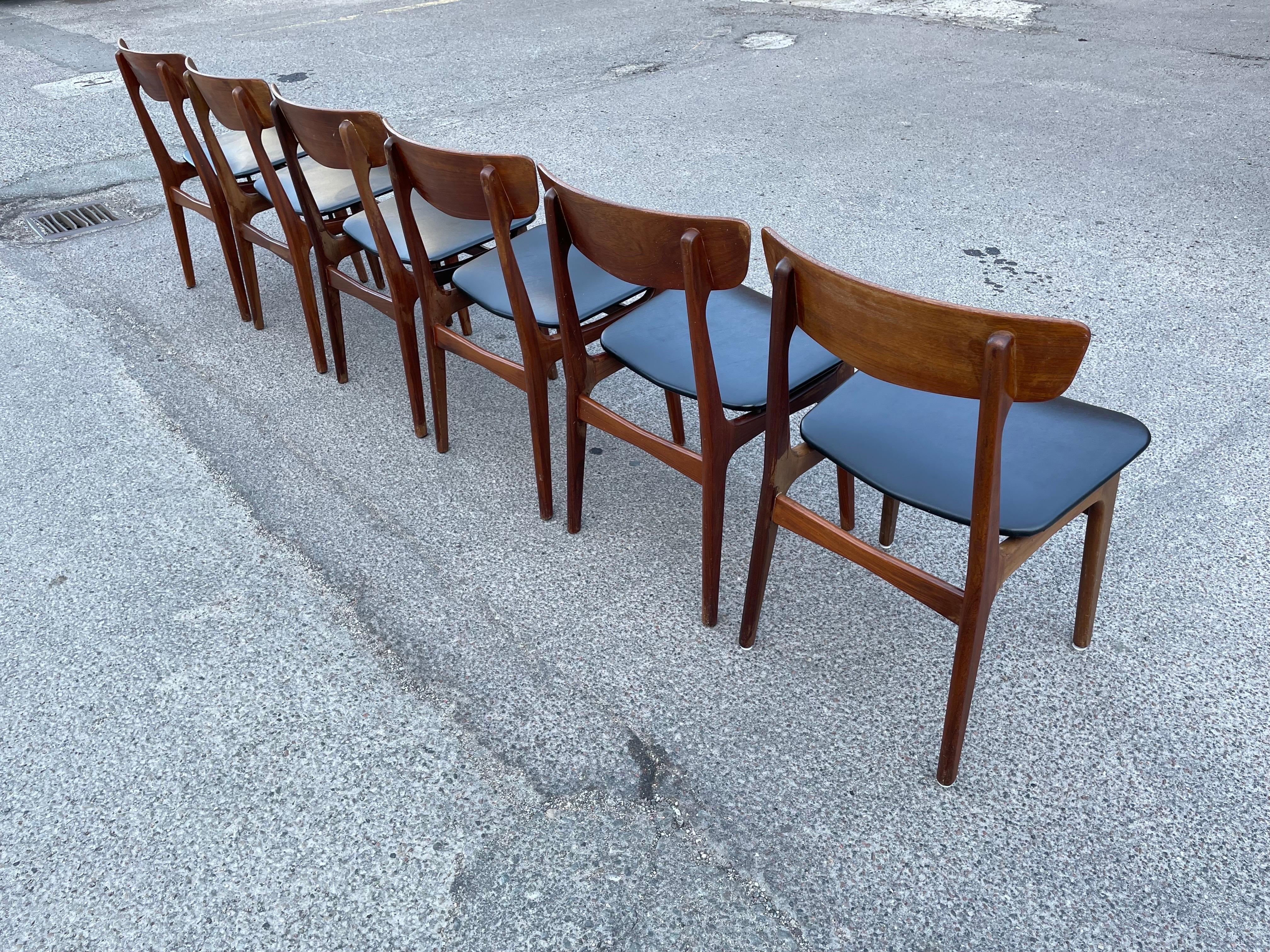 Introducing a stunning set of six mid-century Danish chairs—a true testament to the iconic design of the 1960s. Crafted in teak by the renowned Schiønning & Elgaard, these chairs exude a captivating blend of elegance and comfort.

The rich, warm