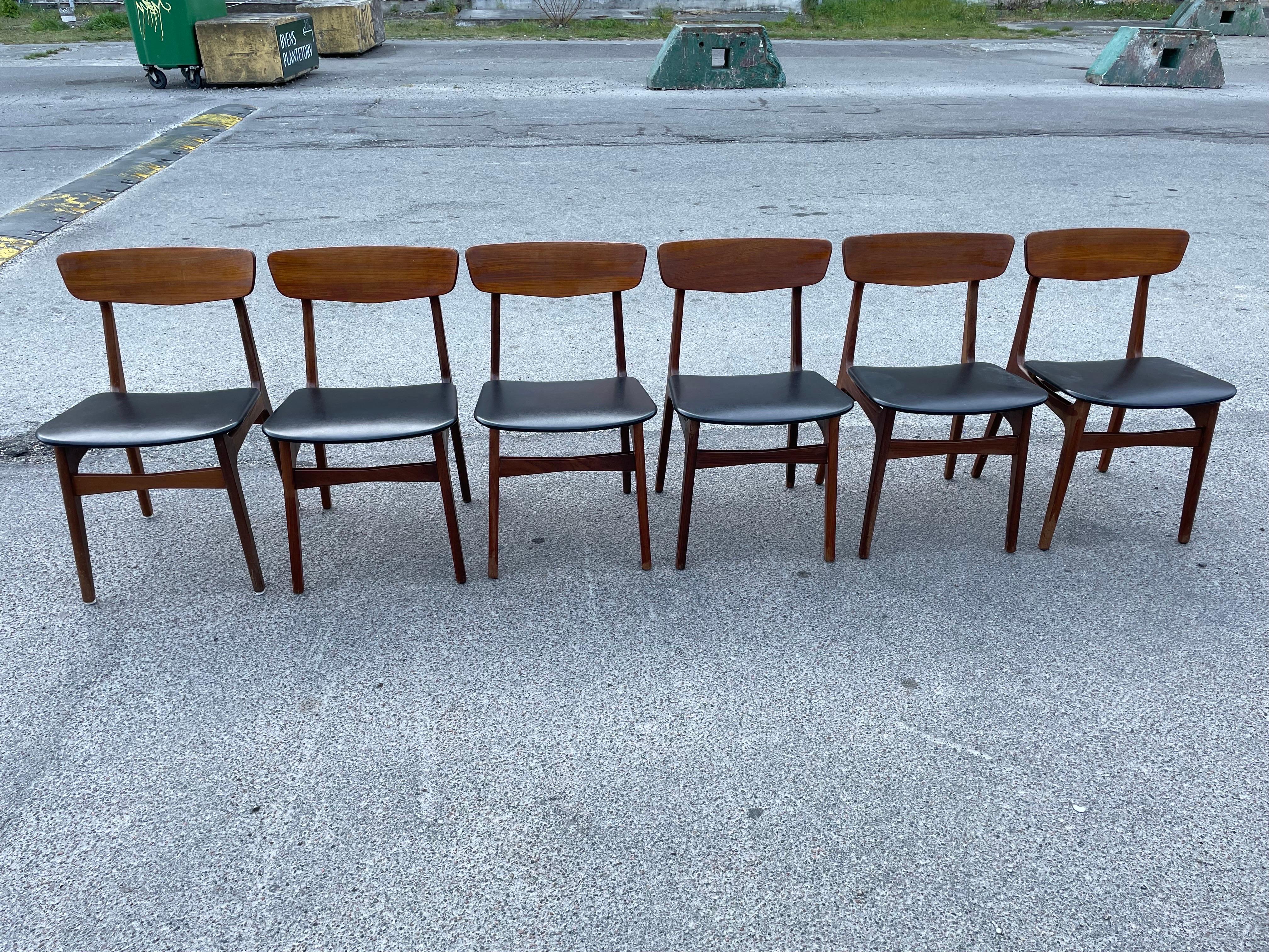 Set di 6 sedie danesi del Medioevo in teak di Schiønning & Elgaard, anni '60 In condizioni buone in vendita a Copenhagen, DK