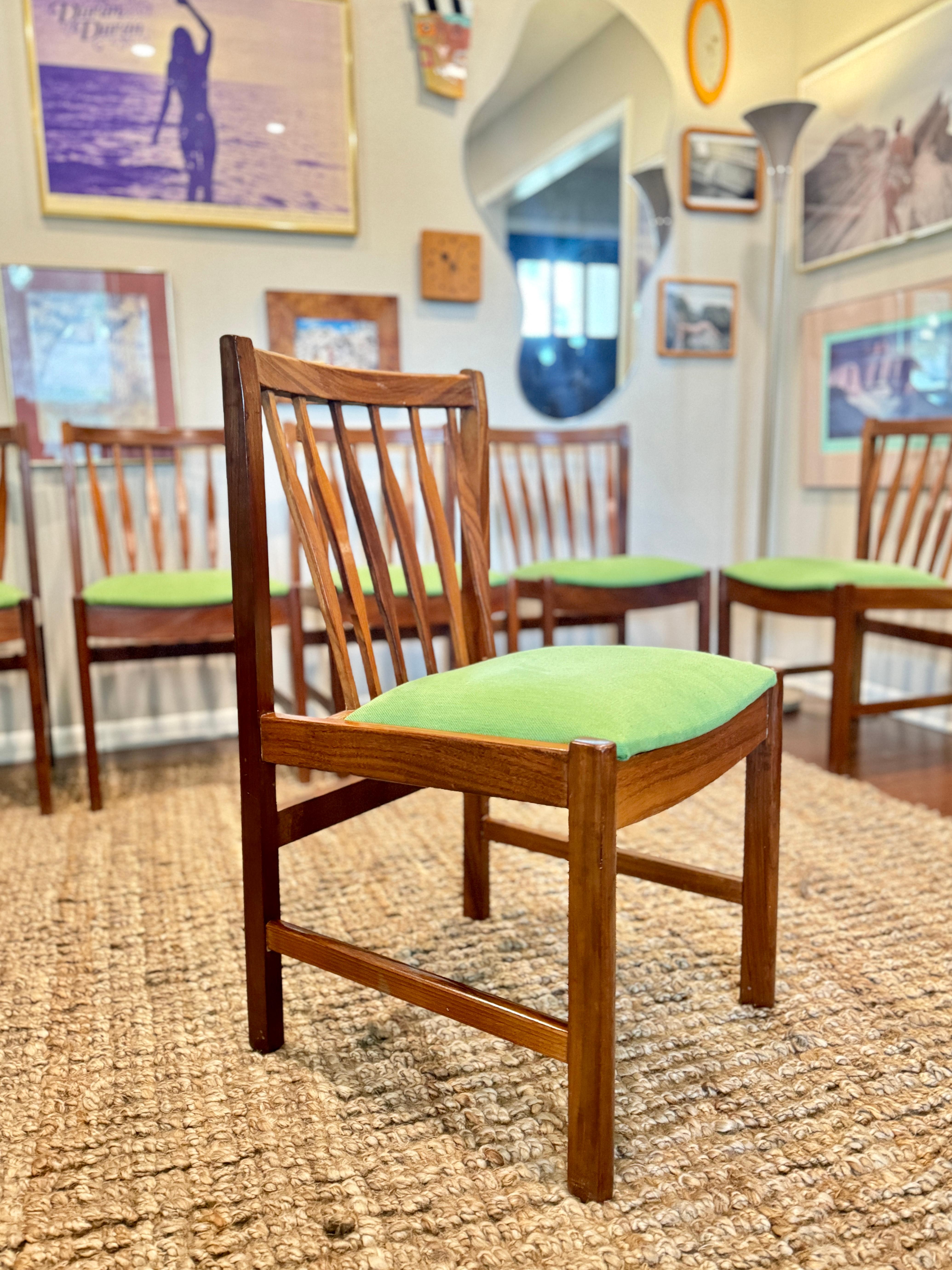 Un set di 6 sedie da pranzo moderne di metà secolo, circa anni '60. Recentemente è stato rivestito con un tessuto in misto lino ad alte prestazioni di Schumacher. Le montature sono state lucidate e sono in buone condizioni originali, con qualche