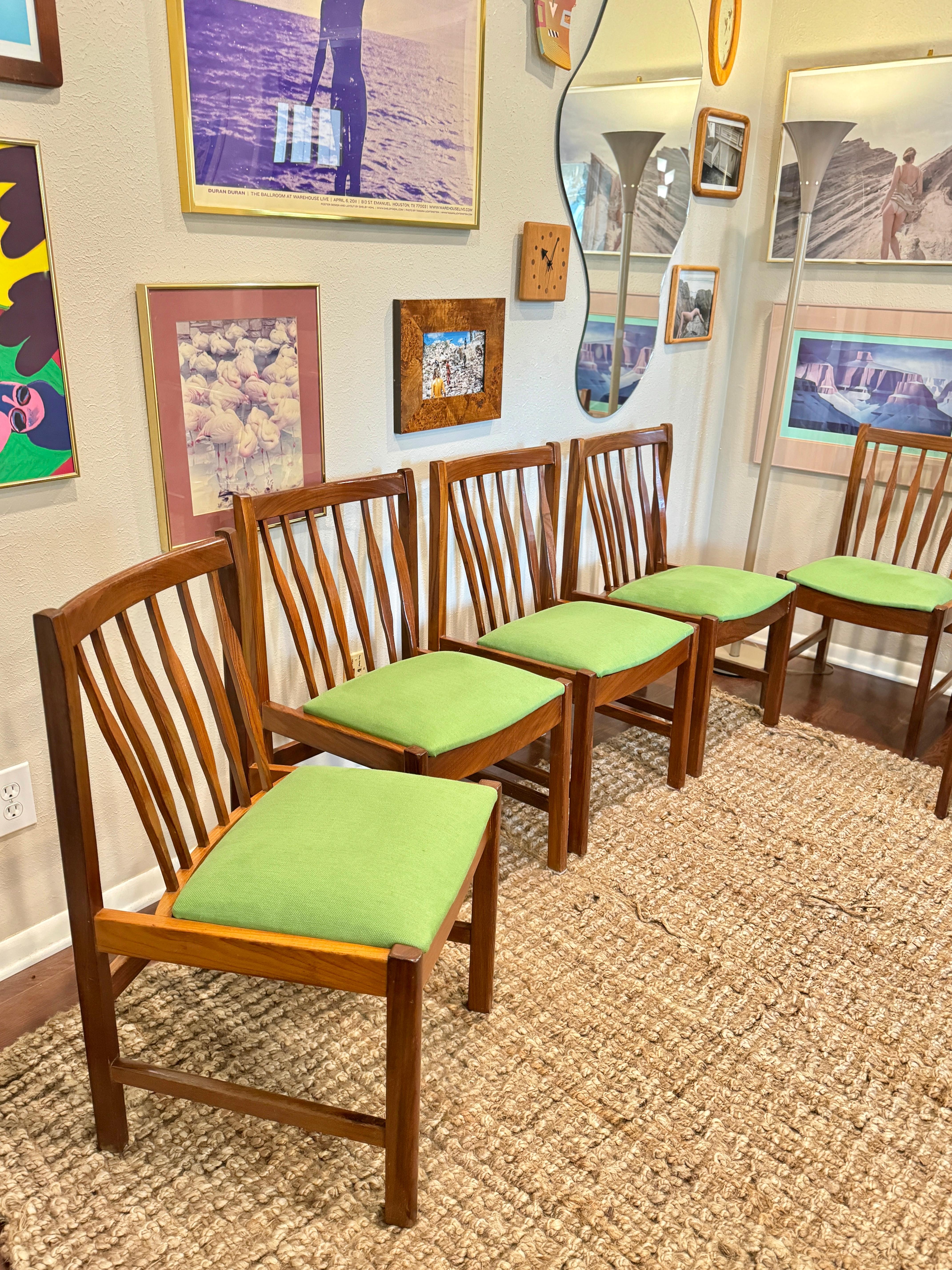 Mid-Century moderno Un set di 6 sedie da pranzo moderne di metà secolo, circa anni '60. Recentemente è stato tappezzato in vendita