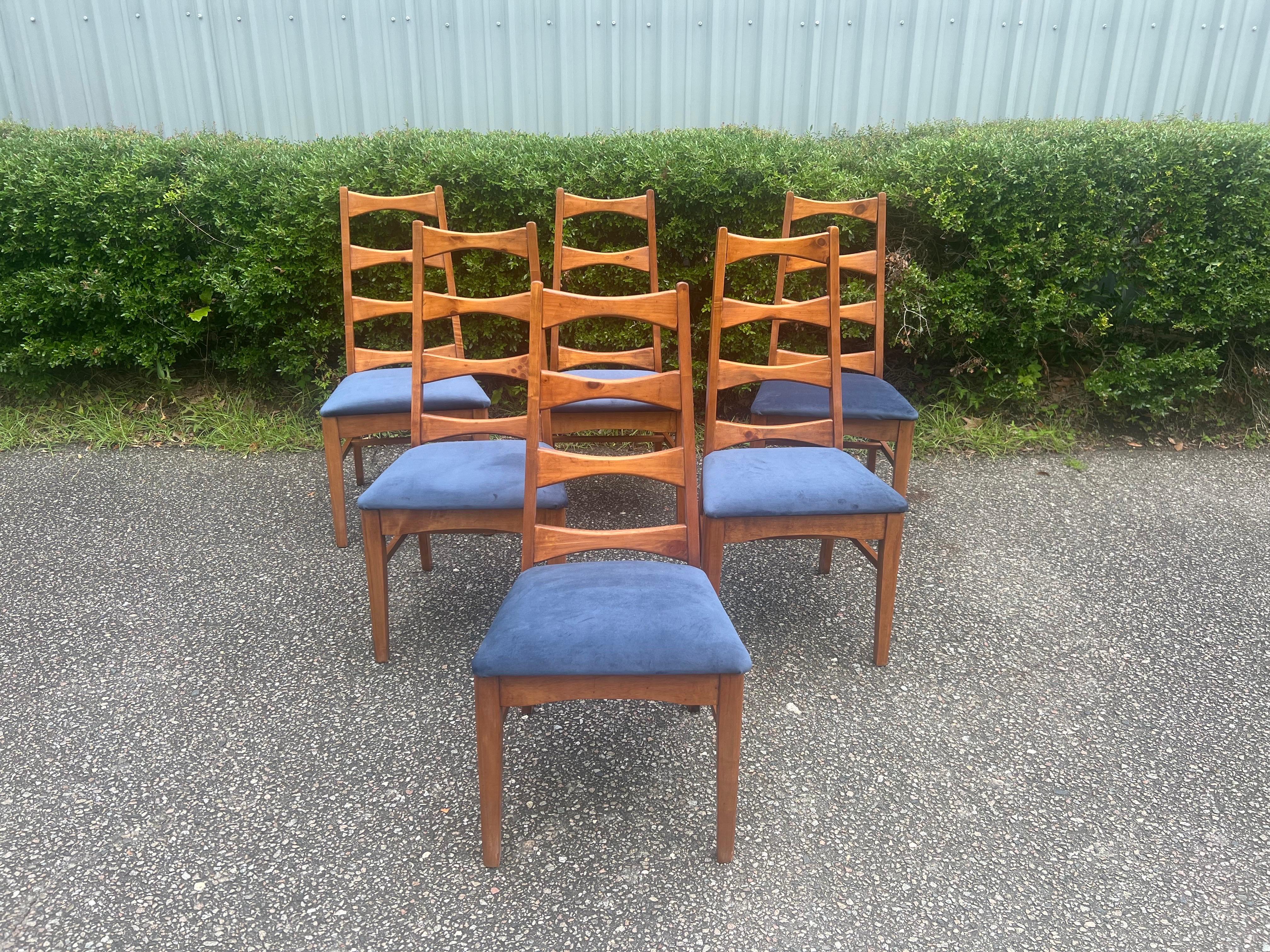 A fantastic newly refinished set of 6 mid-century Modern cat eye/ladder back / bow tie dining chairs.  Made of solid pine circa 1960’s. New performance fabric added in a striking blue that really makes the wood in the chairs pop.