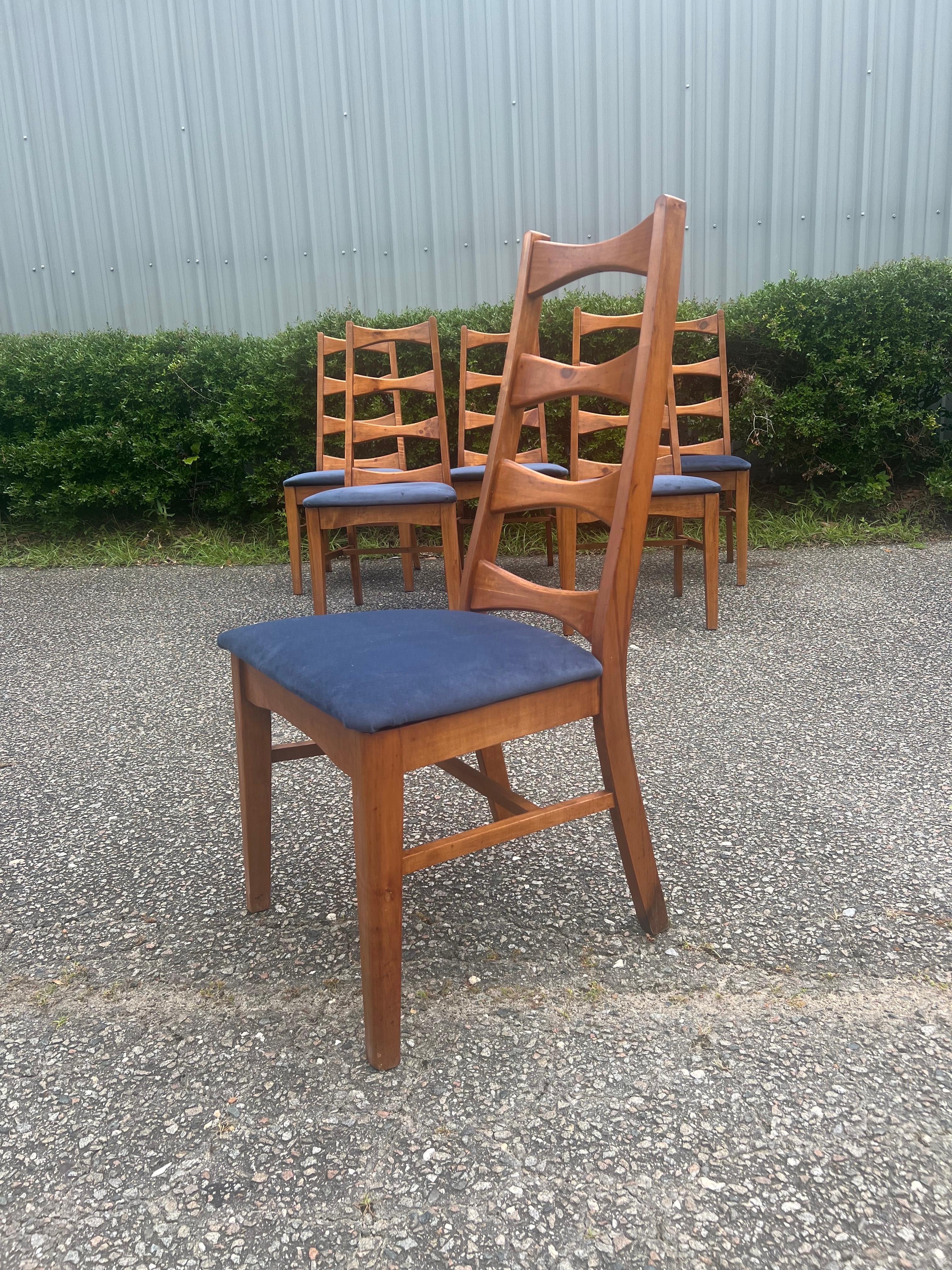 A set of 6  Mid-Century Modern Ladder Back/ Cat Eye Dining Chairs In Good Condition In Charleston, SC