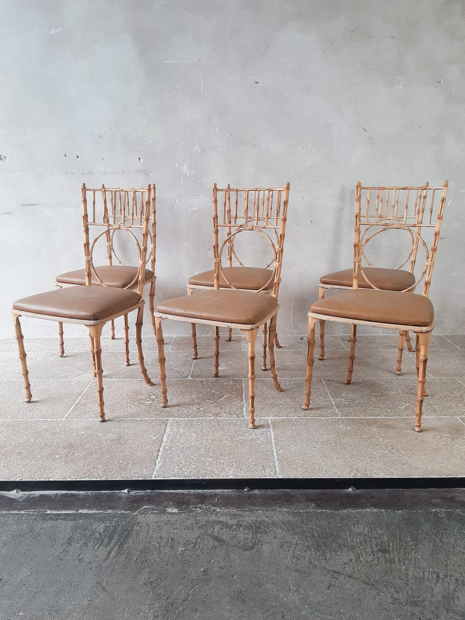 Un ensemble de 6 chaises de salle à manger en aluminium peint en faux bambou, datant des années 1950, avec revêtement original en skaï brun cognac.

Style chinois -Chippendale, style Hollywood Regency

Mesures : H 88 x L 44 x P 40 cm
hauteur du
