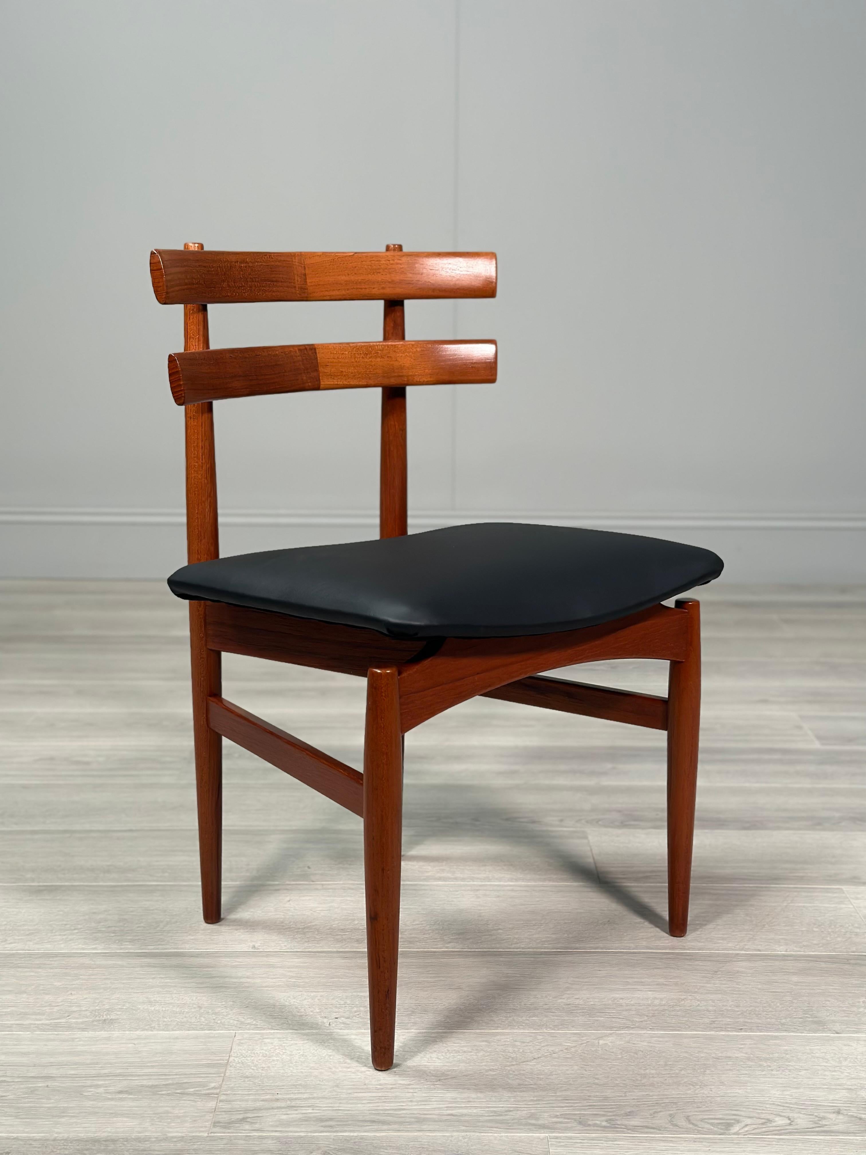 Un ensemble de 6 chaises de salle à manger modèle 30 par Poul Hundevad en vente 3