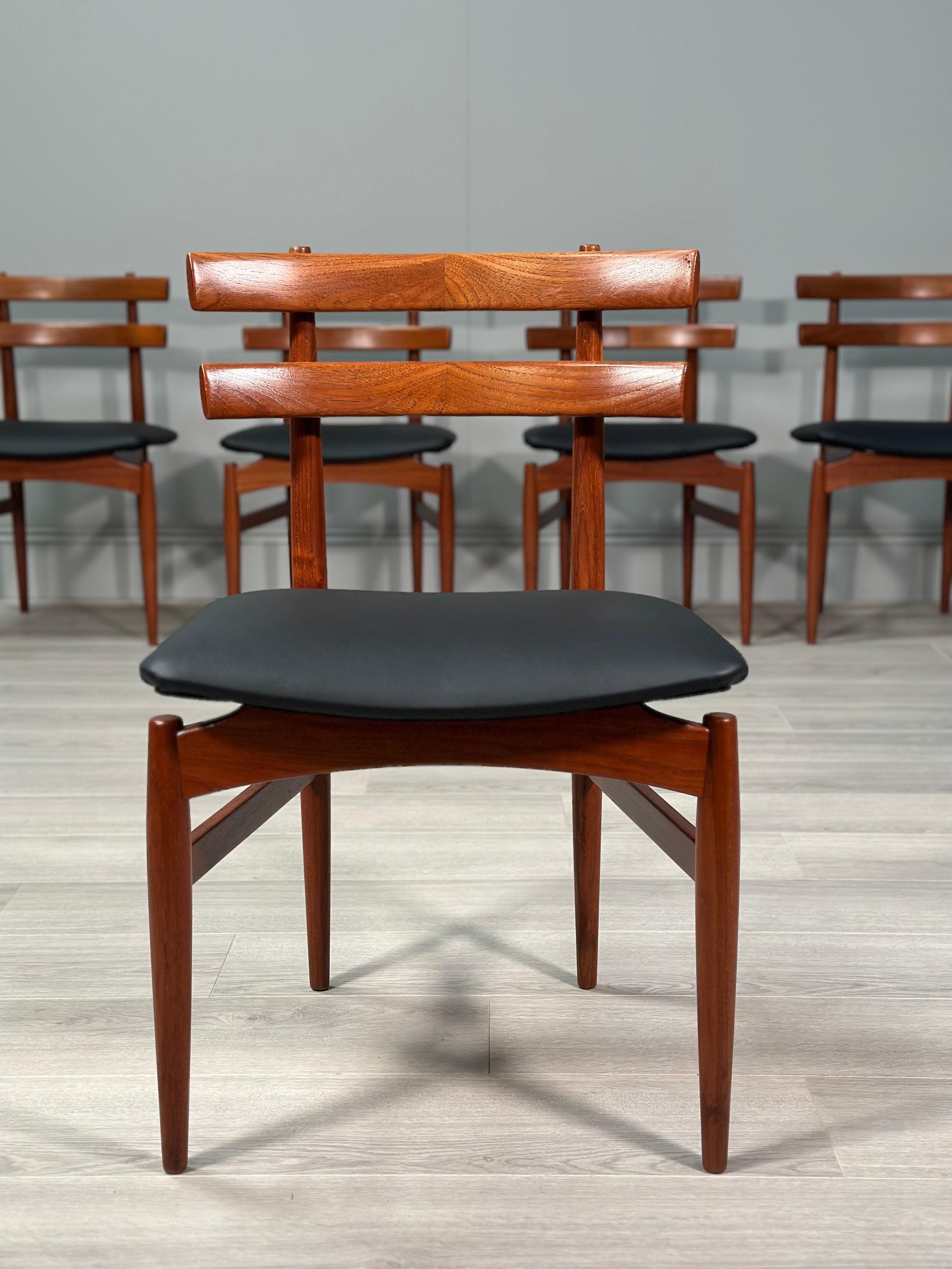 Danois Un ensemble de 6 chaises de salle à manger modèle 30 par Poul Hundevad en vente