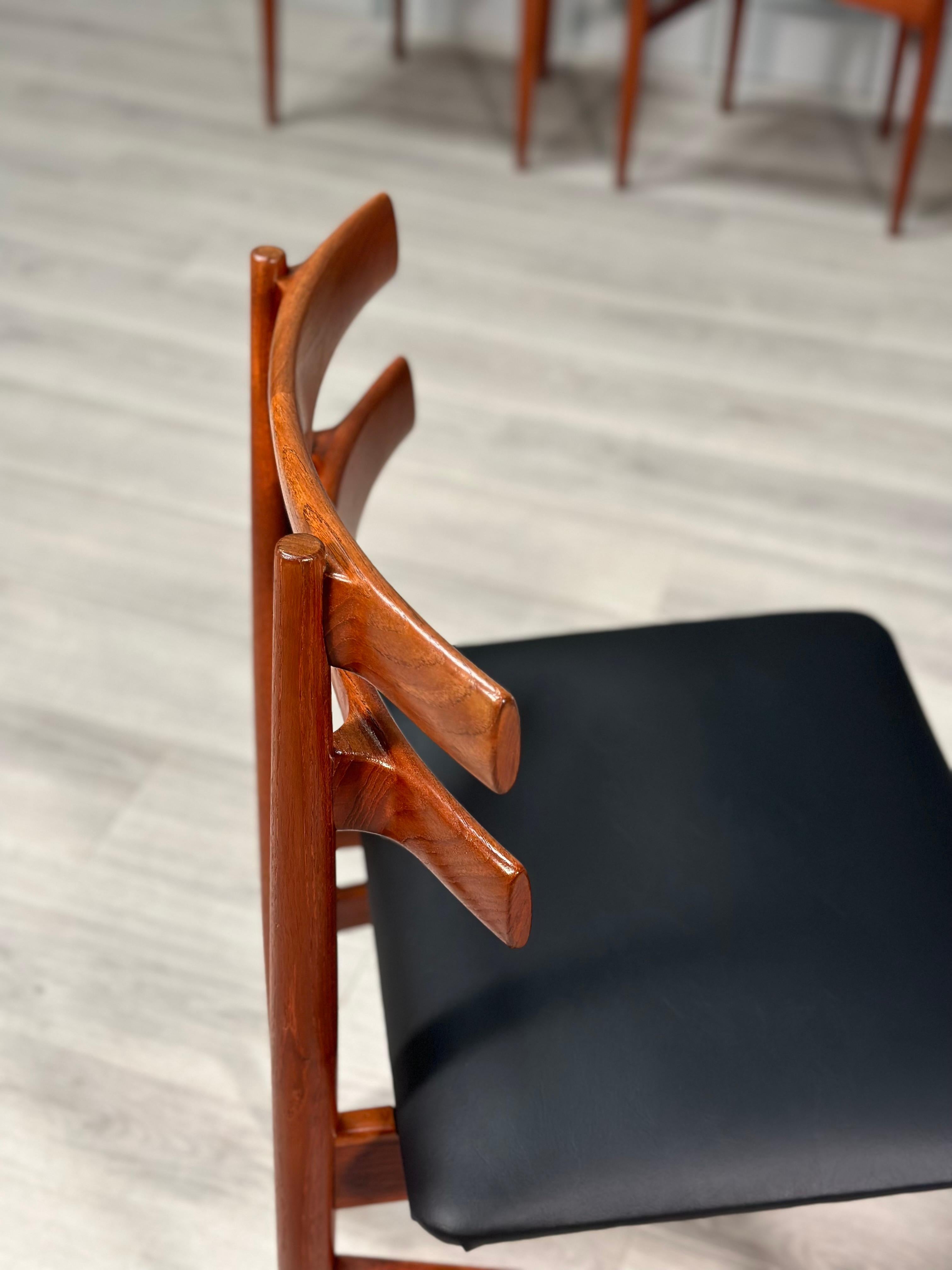 A Set Of 6 Model 30 Dining Chairs By Poul Hundevad In Good Condition For Sale In Accrington, GB