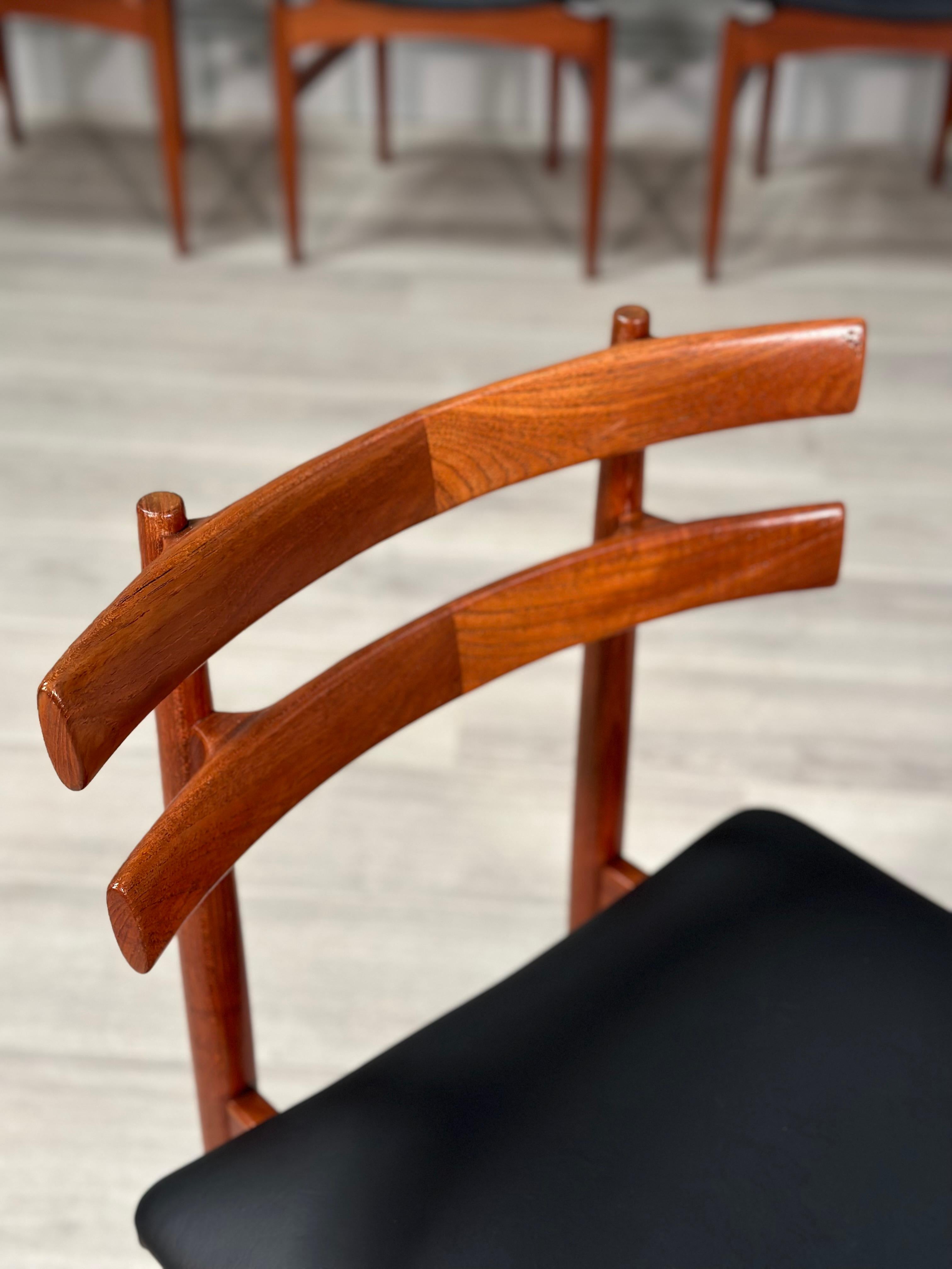 Milieu du XXe siècle Un ensemble de 6 chaises de salle à manger modèle 30 par Poul Hundevad en vente