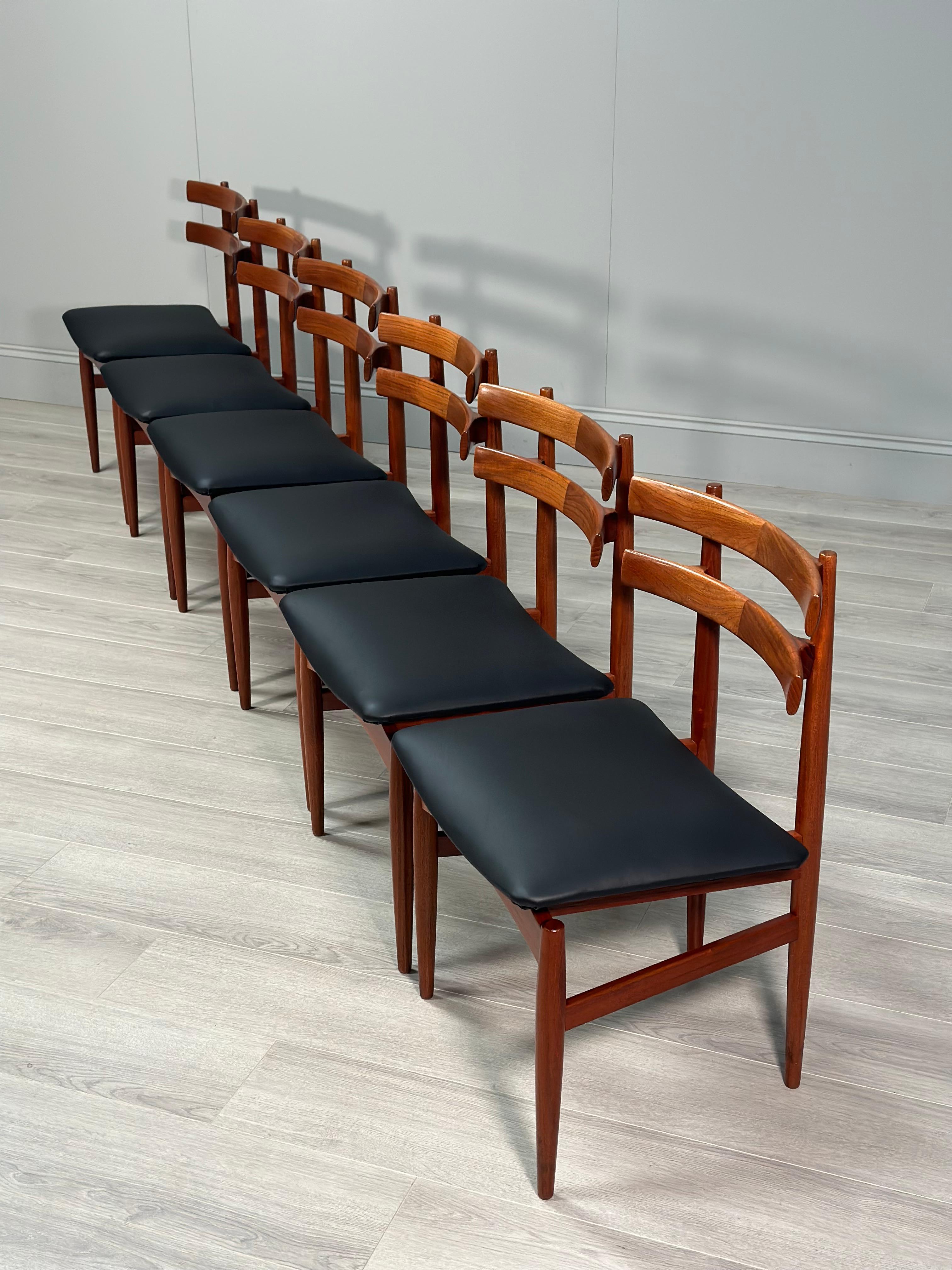 Imitation cuir Un ensemble de 6 chaises de salle à manger modèle 30 par Poul Hundevad en vente