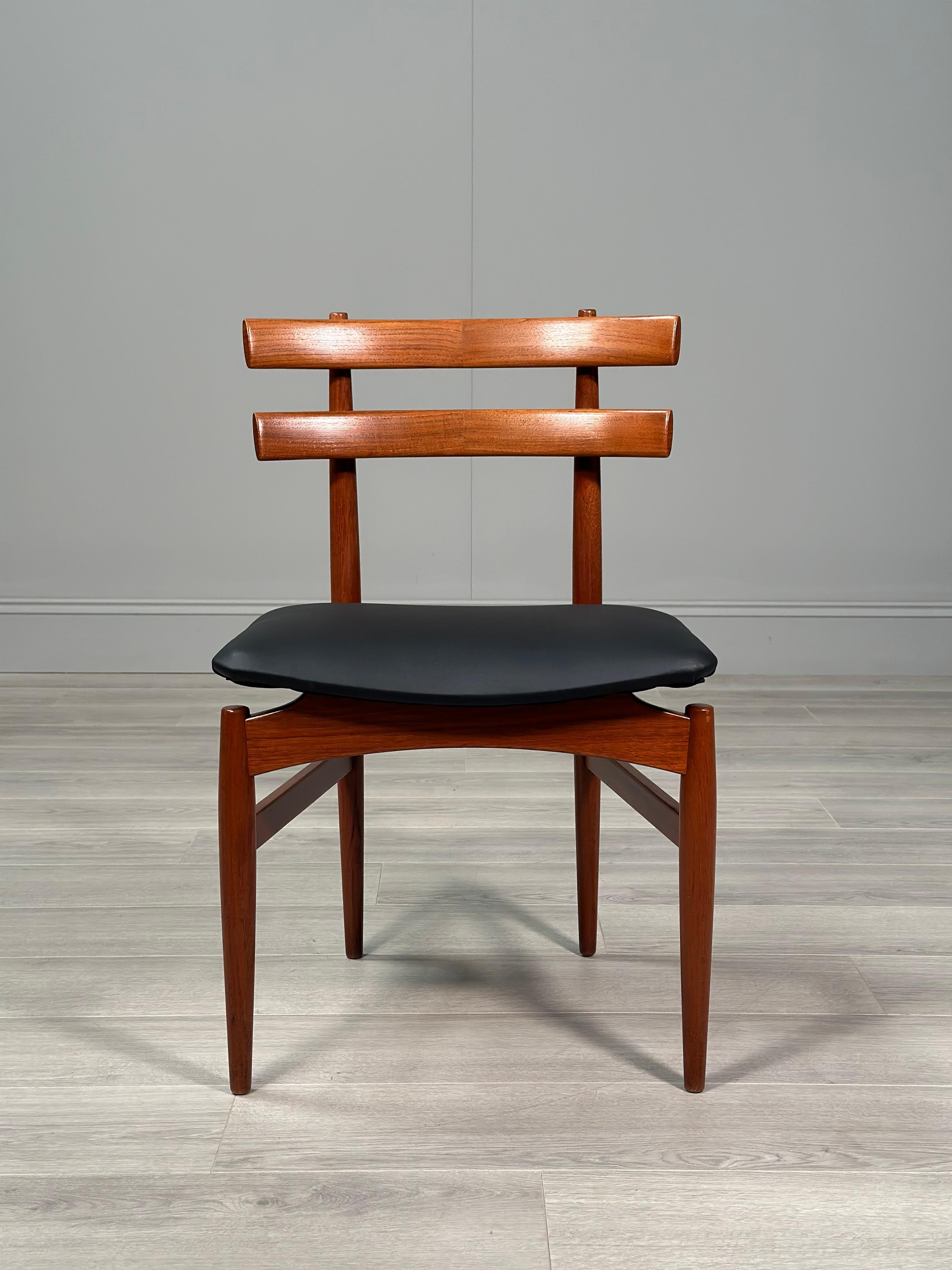 Un ensemble de 6 chaises de salle à manger modèle 30 par Poul Hundevad en vente 1