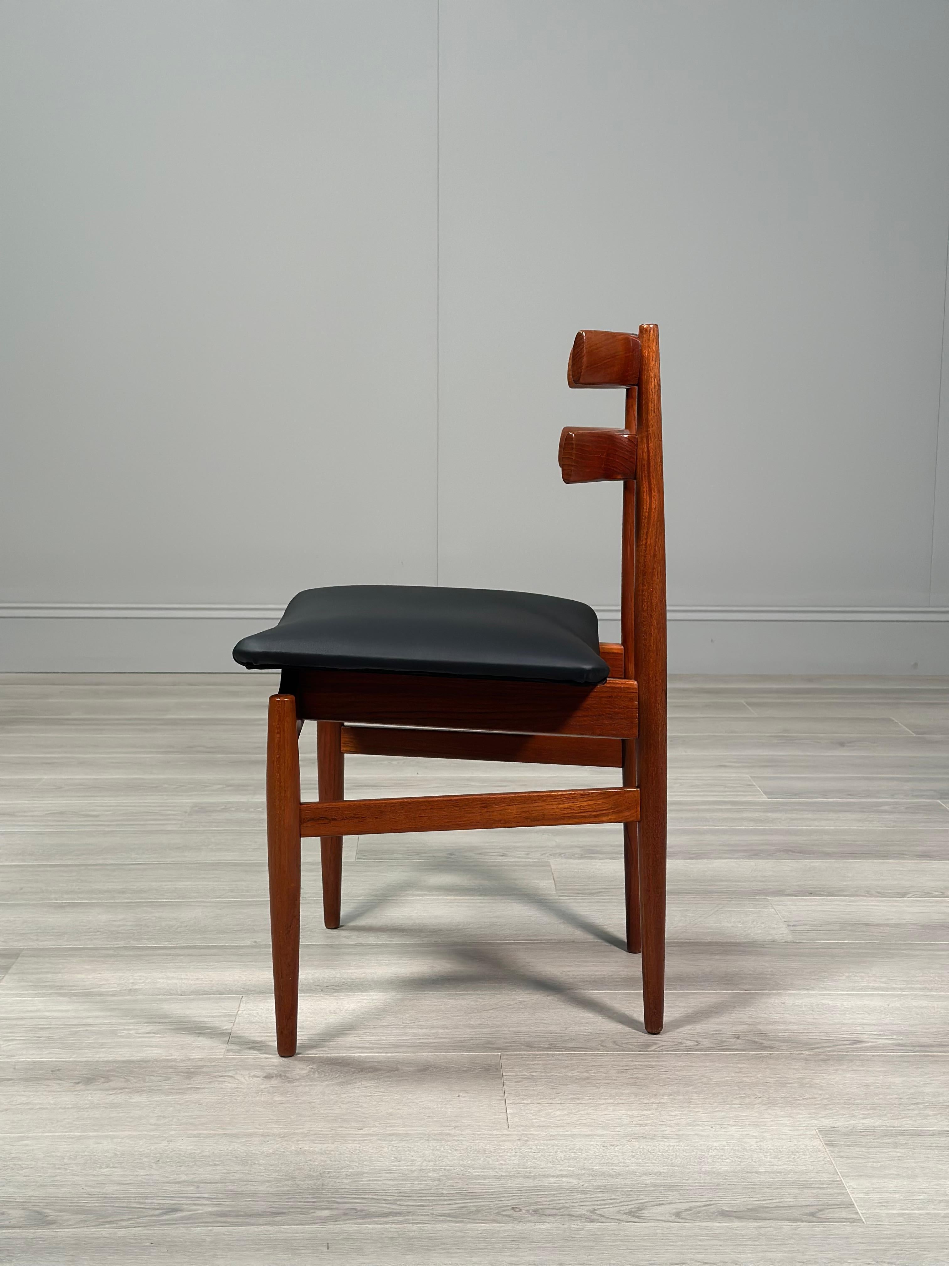 Un ensemble de 6 chaises de salle à manger modèle 30 par Poul Hundevad en vente 2