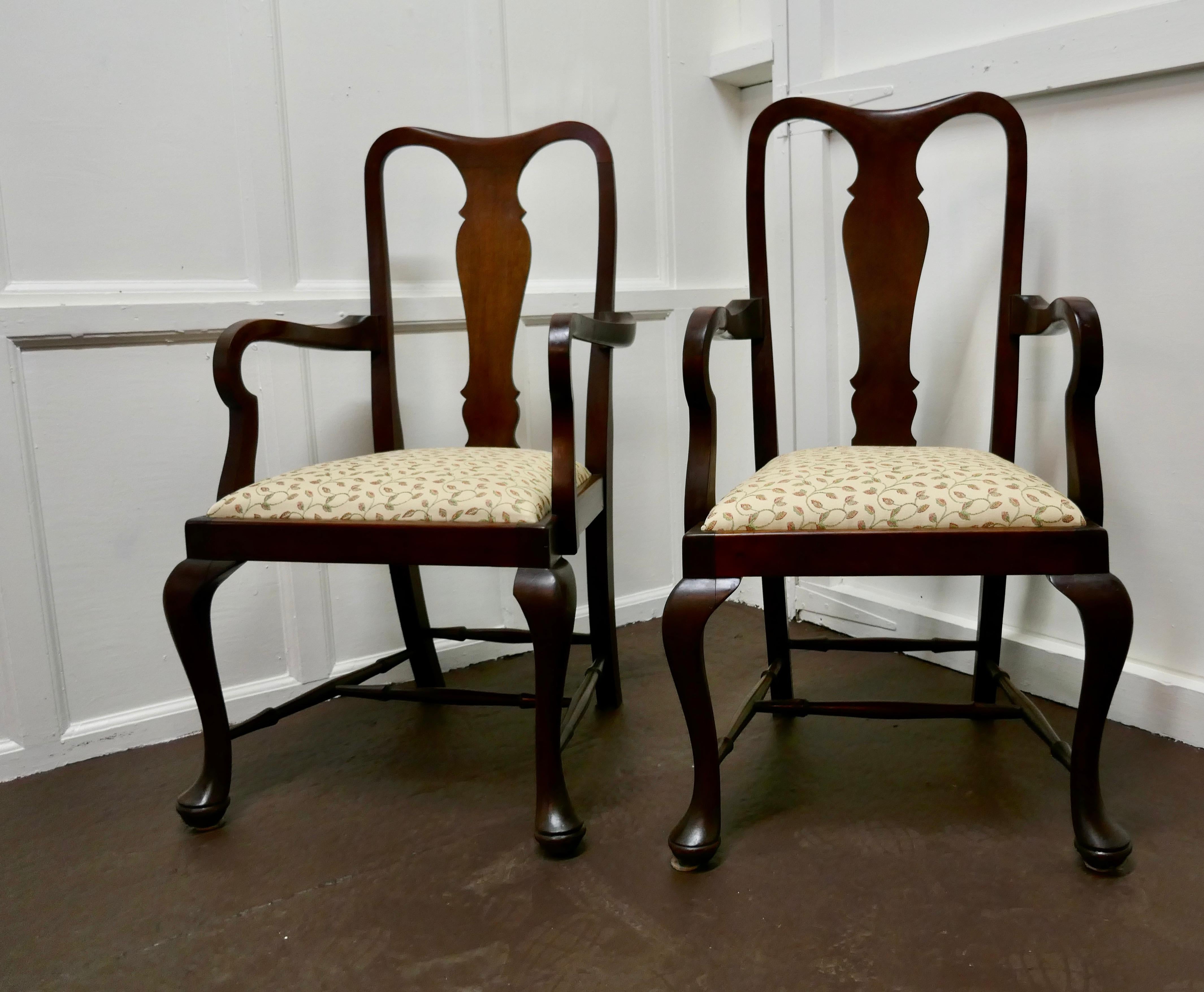 Set of 6 Queen Anne Style Mahogany Dining Chairs 1