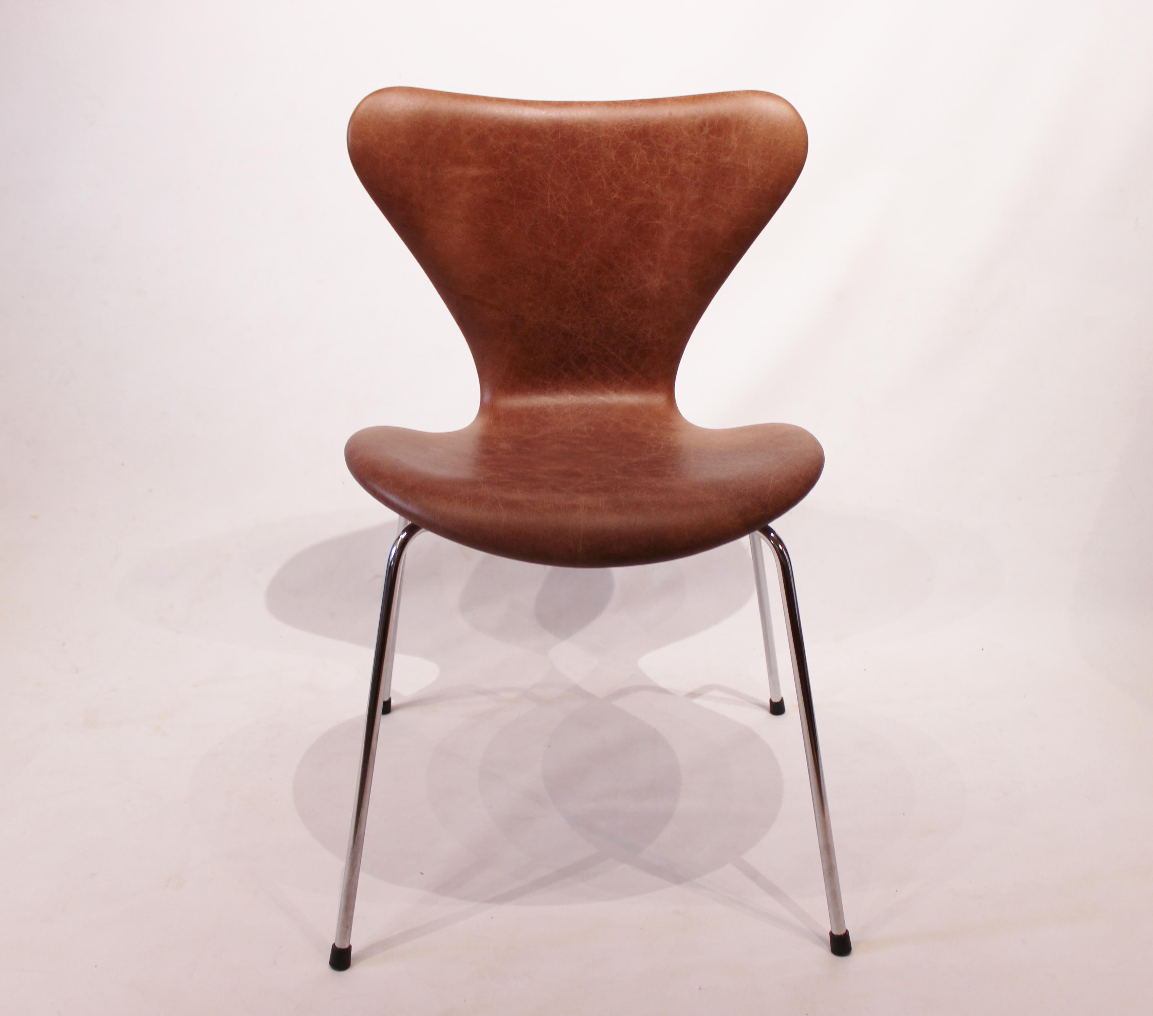 A set of 6 seven chairs, model 3107, designed by Arne Jacobsen in 1955 and manufactured by Fritz Hansen in the 1980s. The chairs are newly upholstered in cognac patinated leather and are therefore in great condition. The chairs works perfectly with