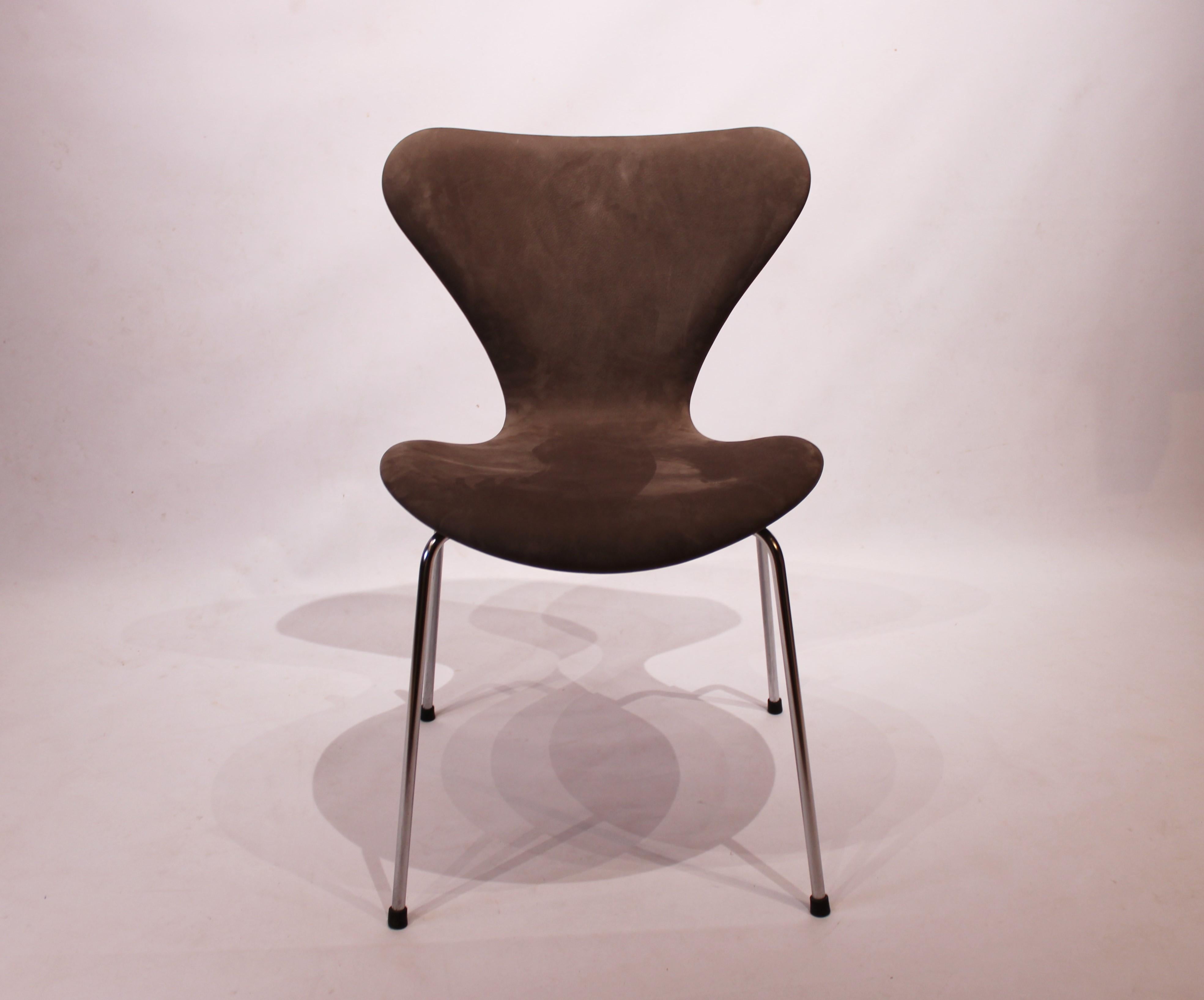A set of 6 Seven chairs, model 3107, designed by Arne Jacobsen and manufactured by Fritz Hansen in 1967. The chairs are originally upholstered with light brown nubuck leather.