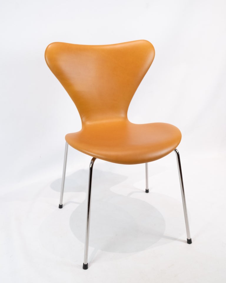 A set of 6 seven chairs, model 3107, designed by Arne Jacobsen and manufactured by Fritz Hansen. The chairs are with upholstery in cognac classic leather and in great used condition.