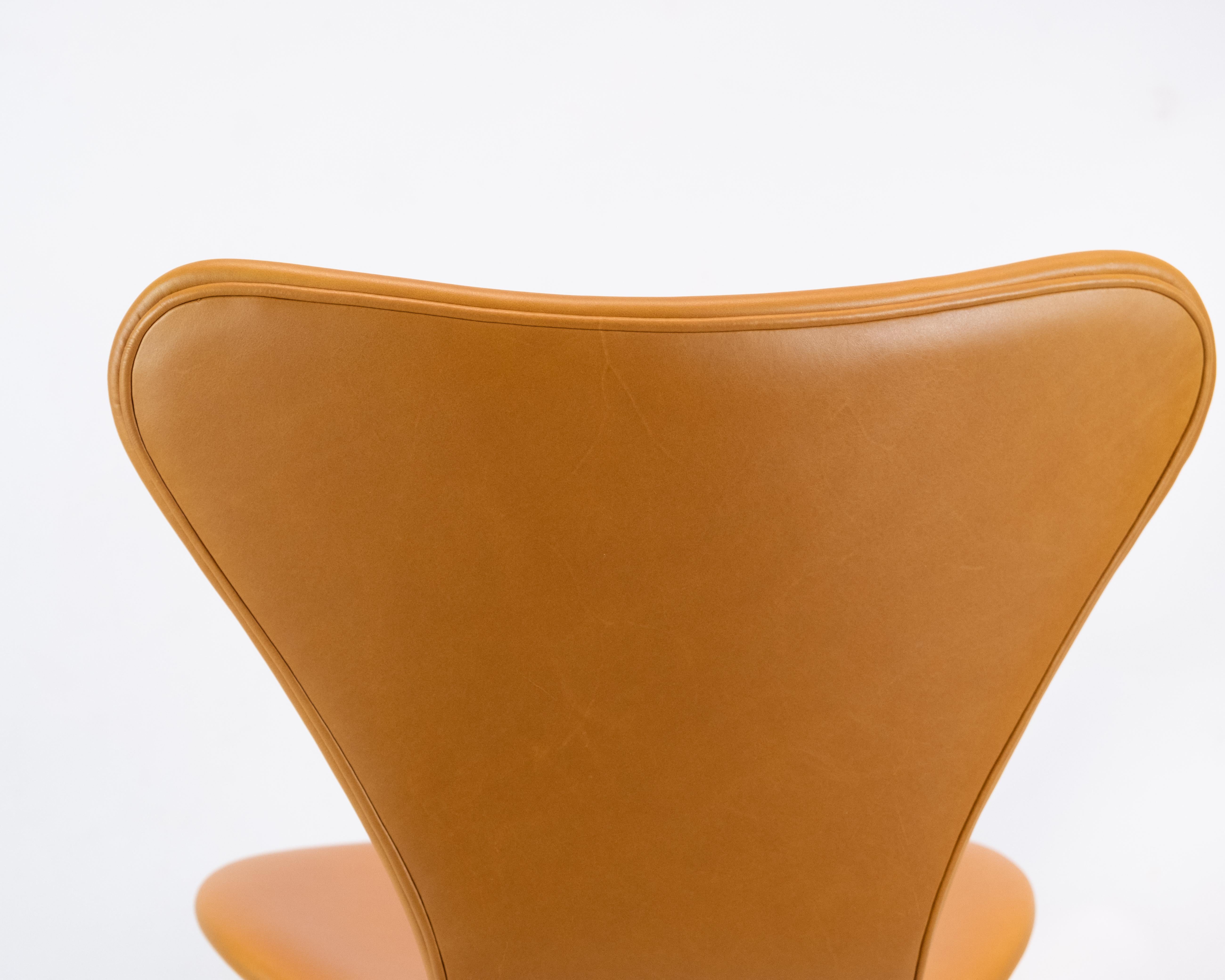 Satz von 6 sieben Stühlen, Modell 3107, entworfen von Arne Jacobsen (Leder) im Angebot