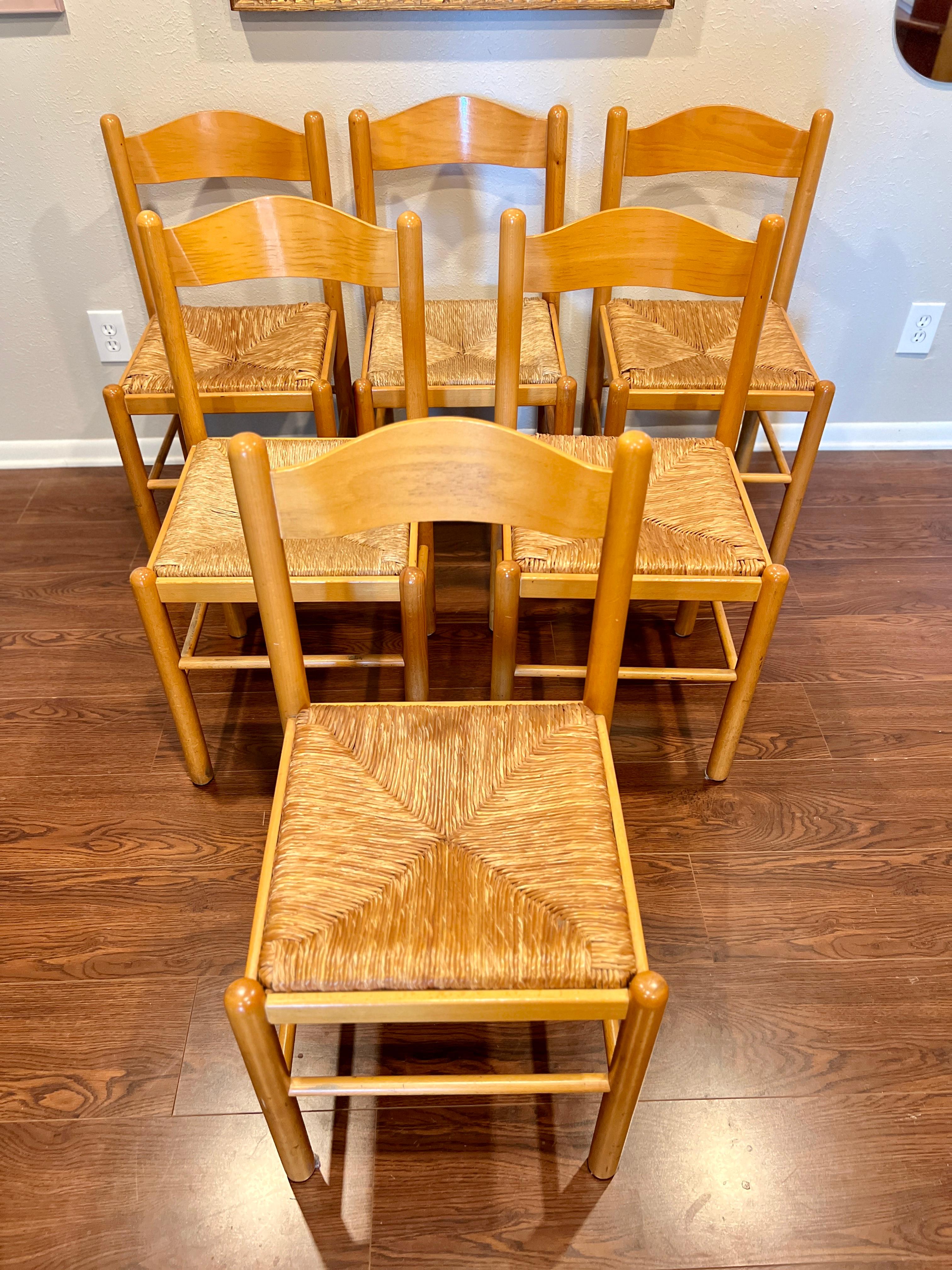 A set of 6 vintage chairs in rush and solid wood frames, circa 1970s In Good Condition In Houston, TX