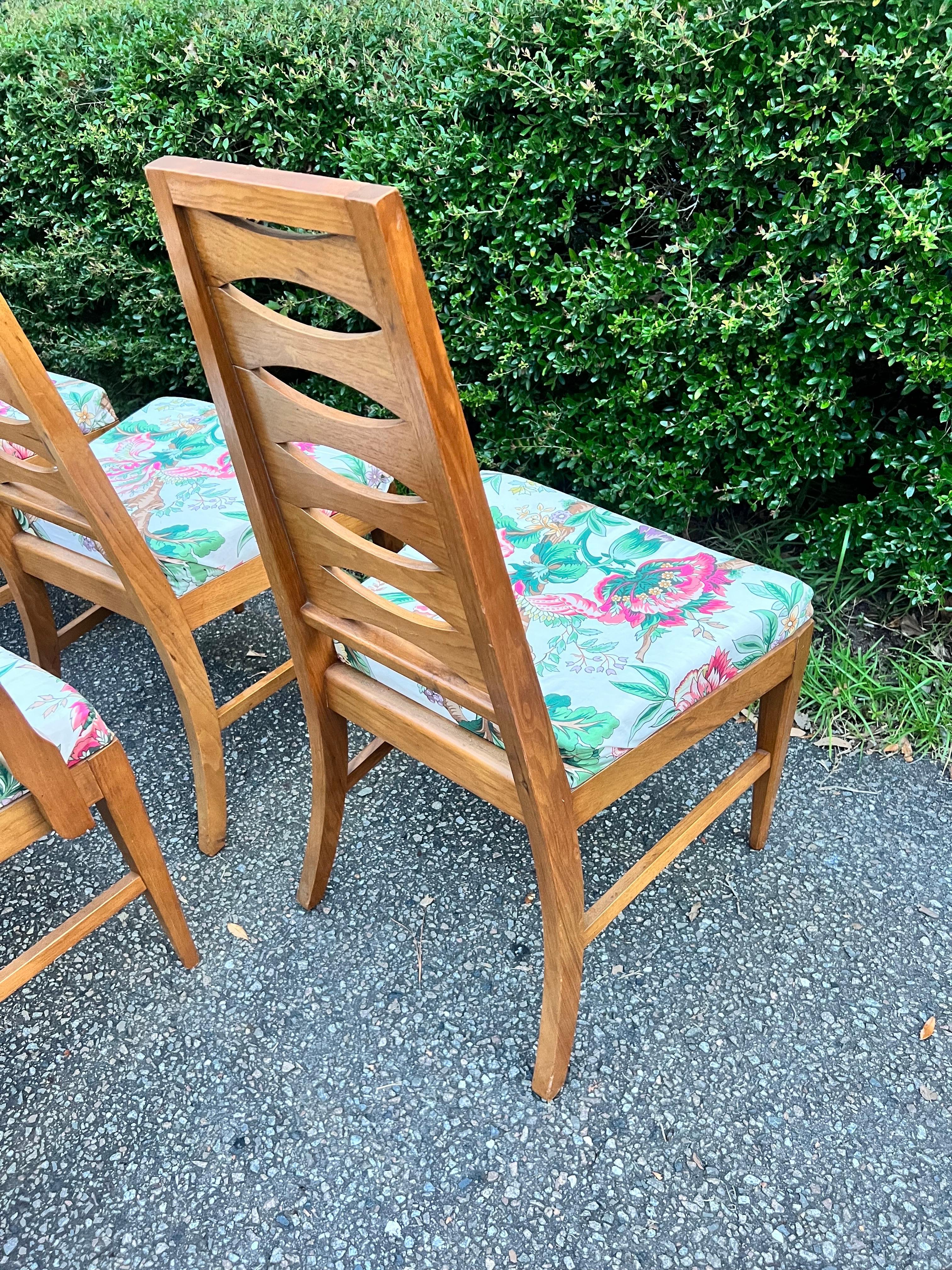 A set of 6 Vintage Mid-Century Modern Cat Eye Walnut Ladder Back Dining Chairs 5