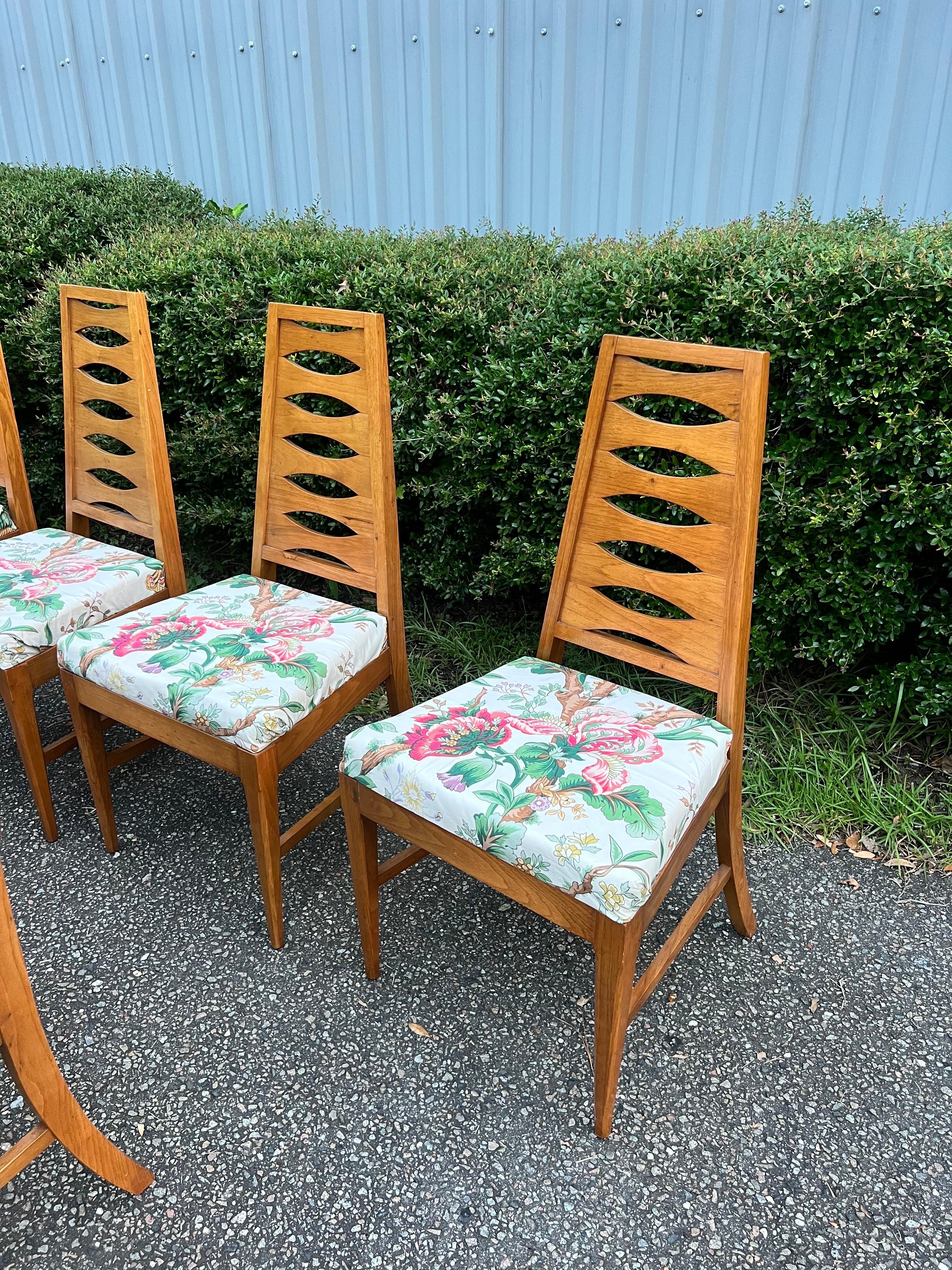 A set of 6 Vintage Mid-Century Modern Cat Eye Walnut Ladder Back Dining Chairs In Good Condition In Charleston, SC