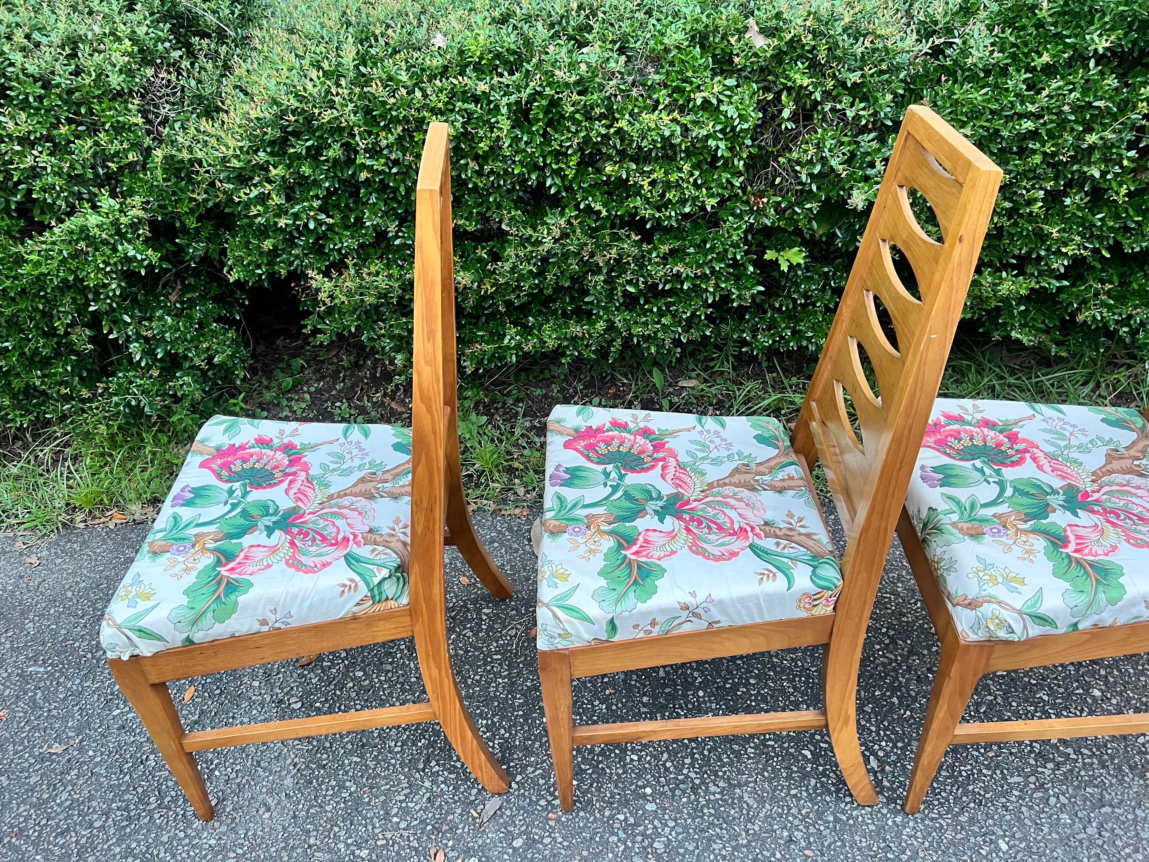 A set of 6 Vintage Mid-Century Modern Cat Eye Walnut Ladder Back Dining Chairs 3