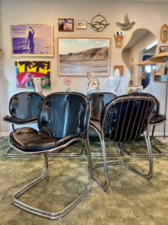 Ensemble de 6 chaises de salle à manger chromées et noires vintage du milieu du siècle dernier, vers les années 1970.