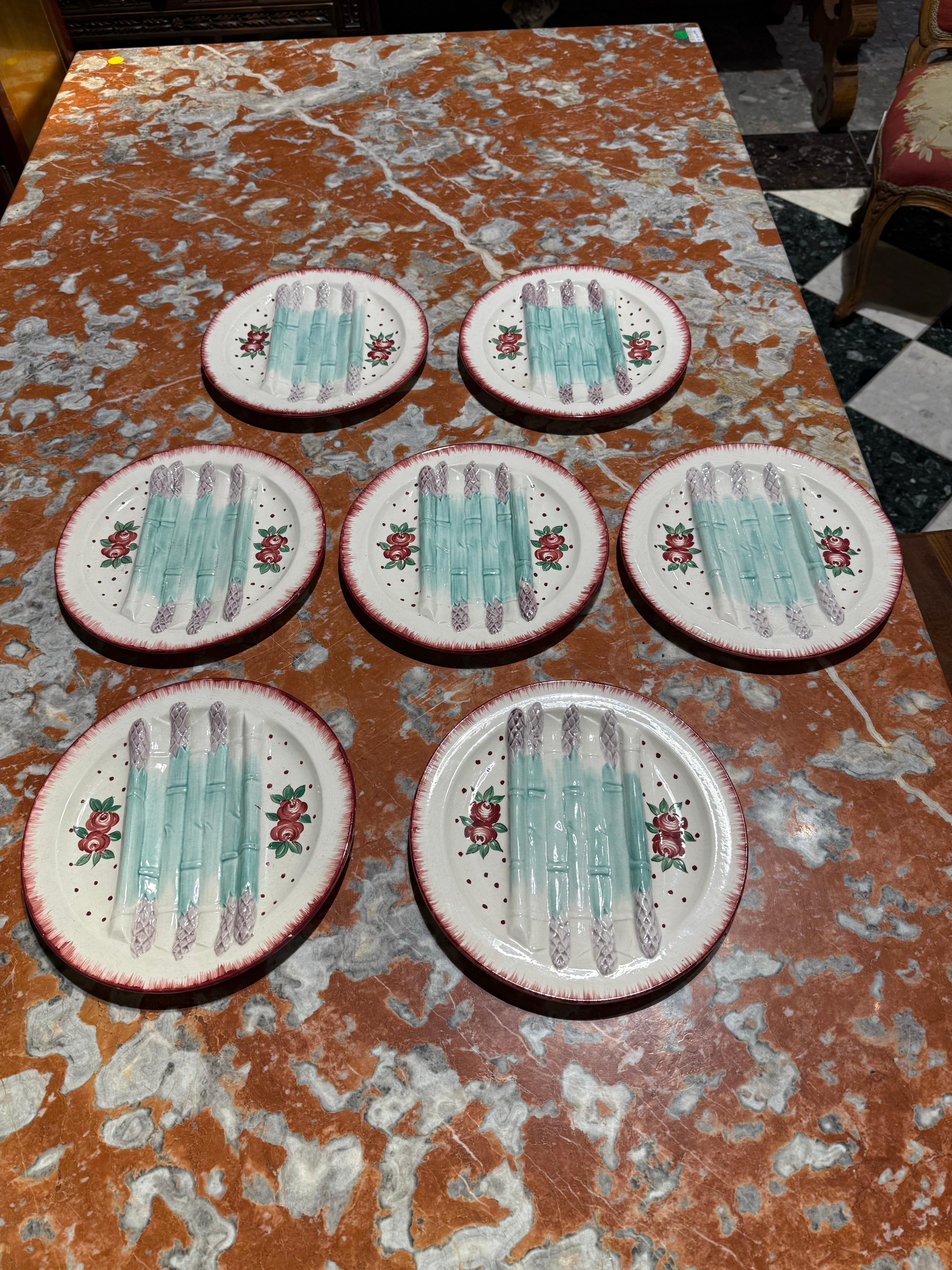 Ensemble de 7 assiettes à asperges peintes à la main en majolique française, milieu du 20e siècle Bon état - En vente à ARMADALE, VIC