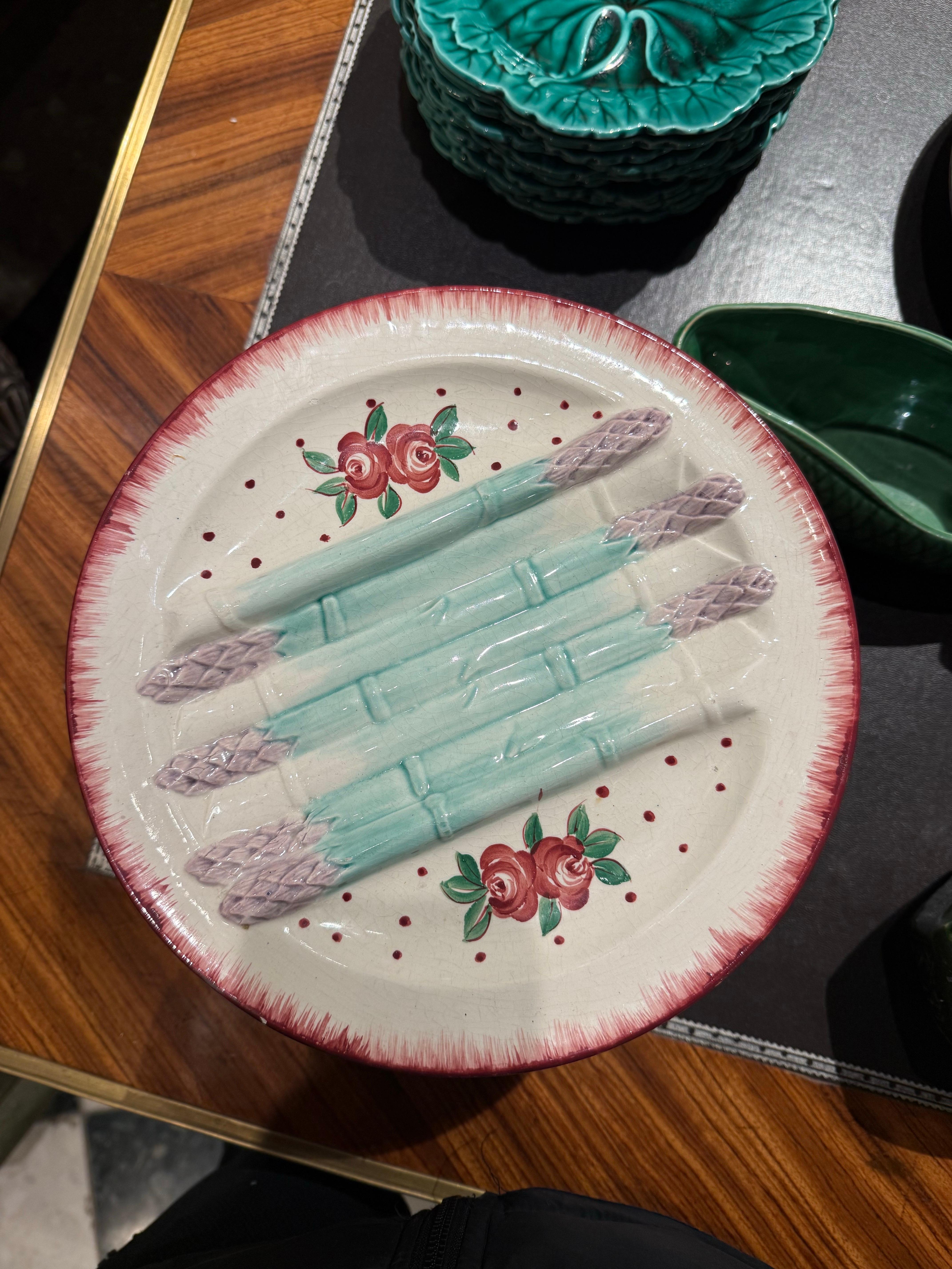 Milieu du XXe siècle Ensemble de 7 assiettes à asperges peintes à la main en majolique française, milieu du 20e siècle en vente